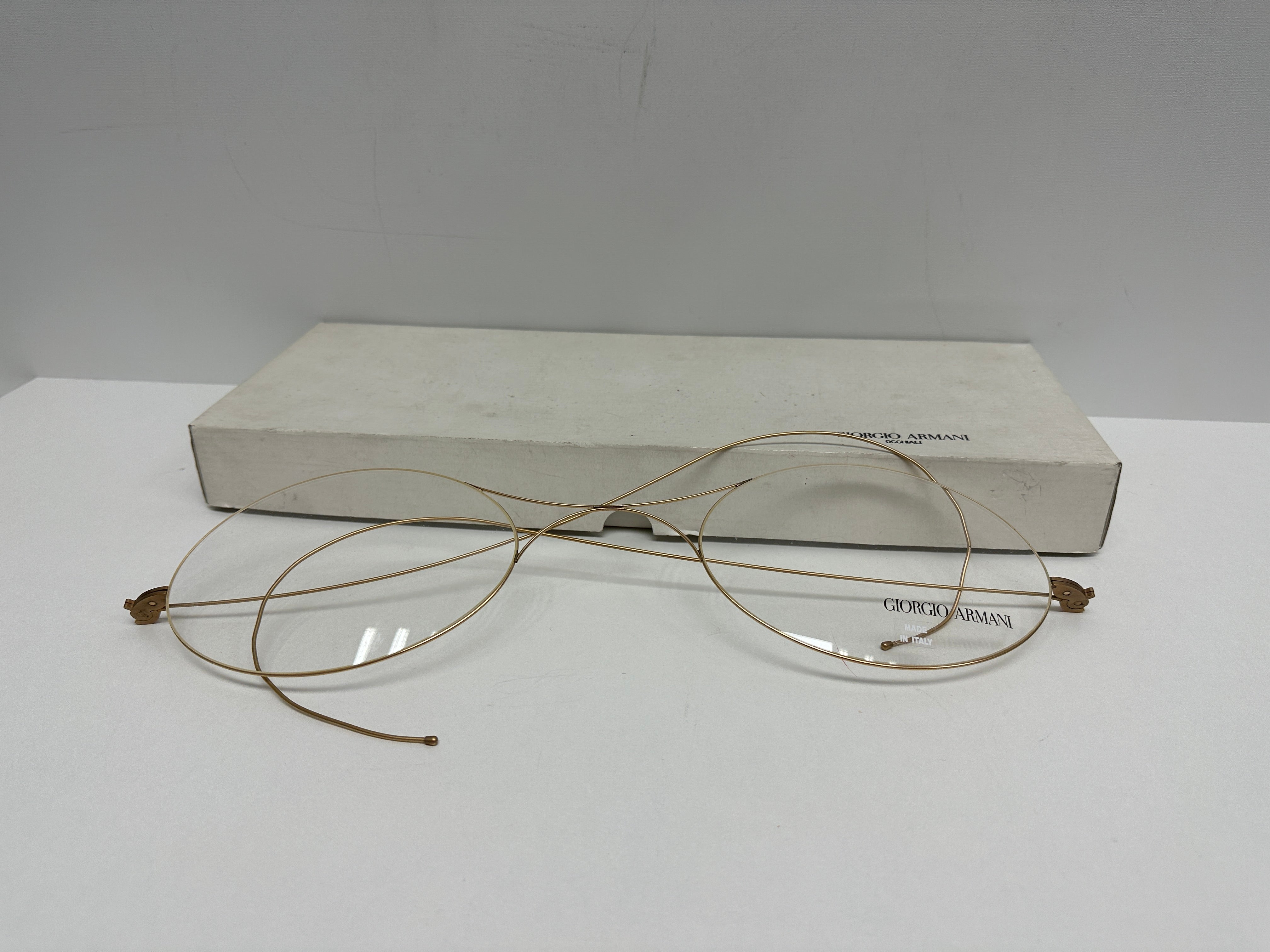 Dies ist ein seltener und einzigartiger Artikel! Die Armani-Brille Factic für die Auslage im Geschäft wird in der Originalverpackung aus Karton geliefert und ist aus Metall und Glas gefertigt. Sie ist ein begehrtes Sammlerstück und eine großartige