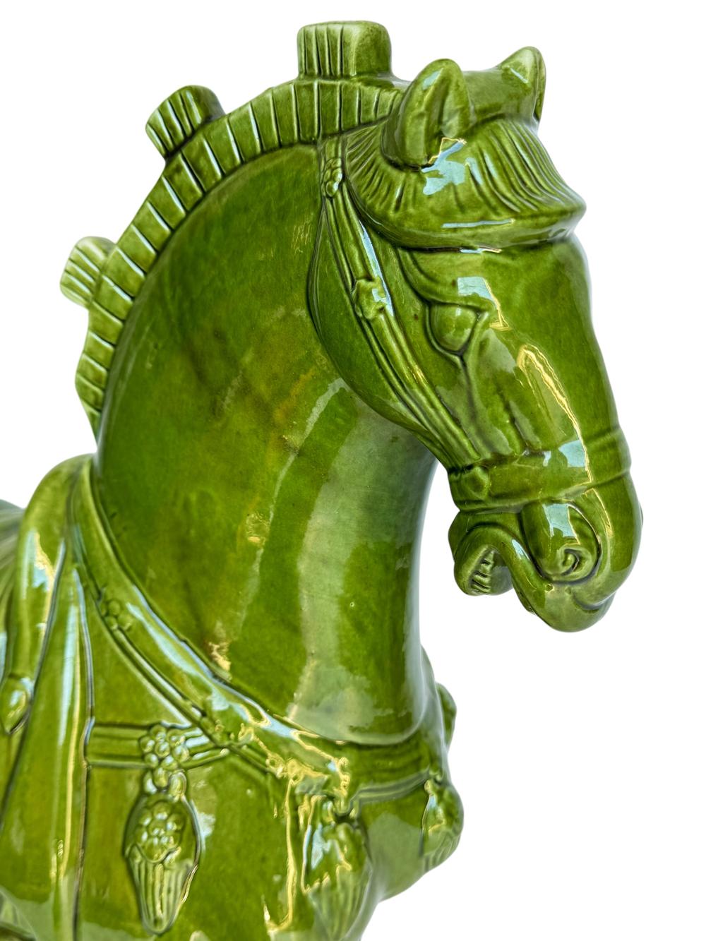Grande sculpture ou statue de cheval en céramique verte de style italien moderne du milieu du siècle dernier Excellent état - En vente à Philadelphia, PA