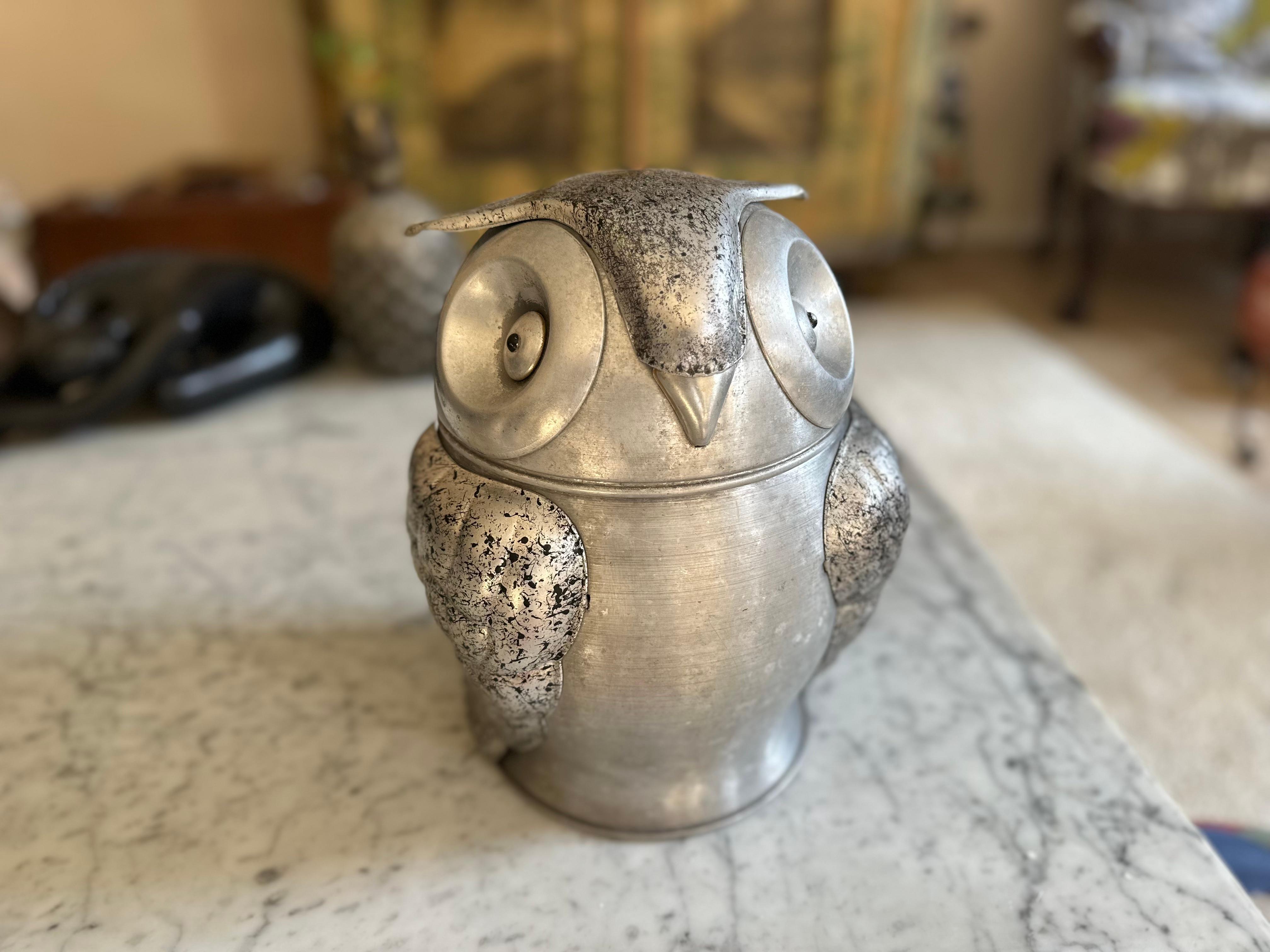 This striking mid-century Italian ice bucket is designed in the shape of an owl and makes a truly impressive statement piece for any bar or interior. Crafted in Italy during the 1960s, it features a painted aluminum body with hinged wings that lift
