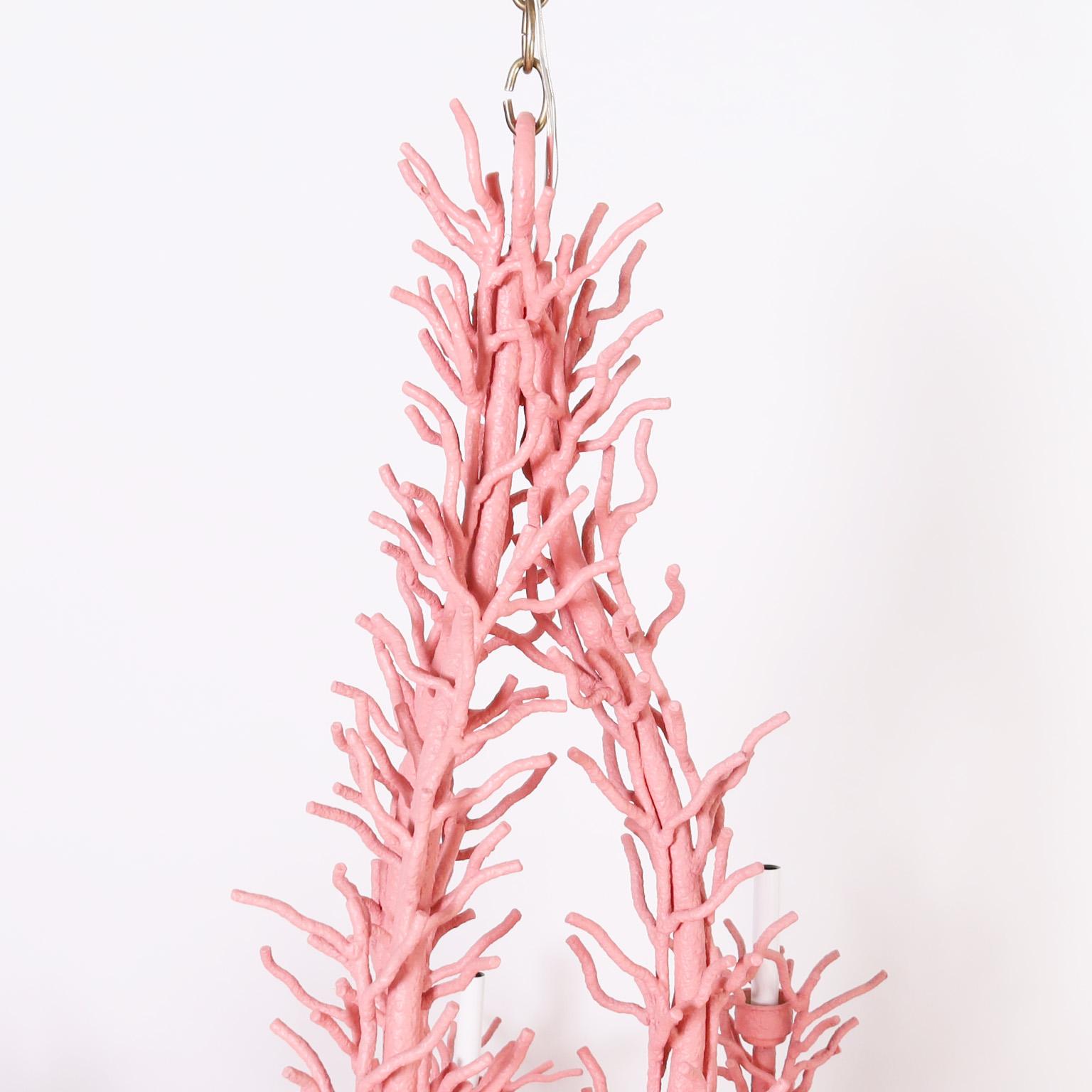 Magnifique lustre ou luminaire vintage en faux corail, fabriqué à la main en métal avec huit lumières dans une forme dramatique avec une finition en corail rose.