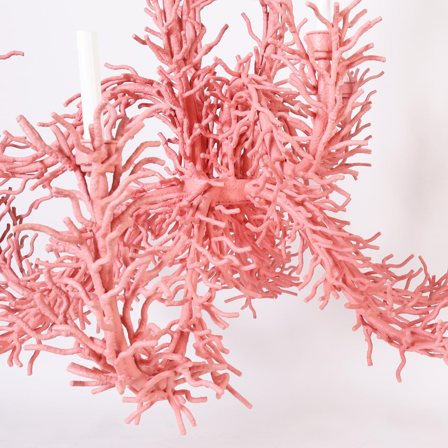 Peint à la main Grand lustre italien du milieu du siècle en faux corail rose