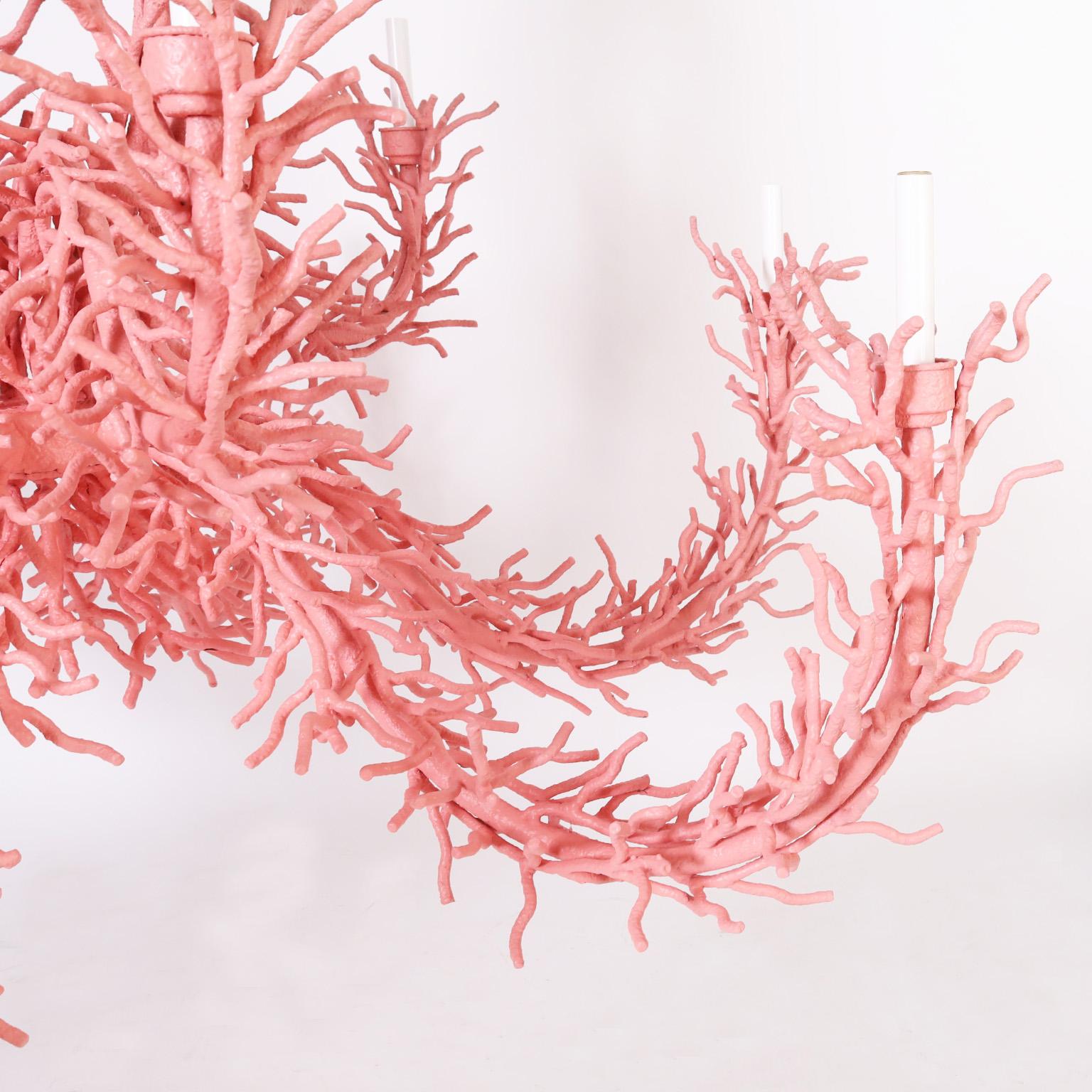 20ième siècle Grand lustre italien du milieu du siècle en faux corail rose