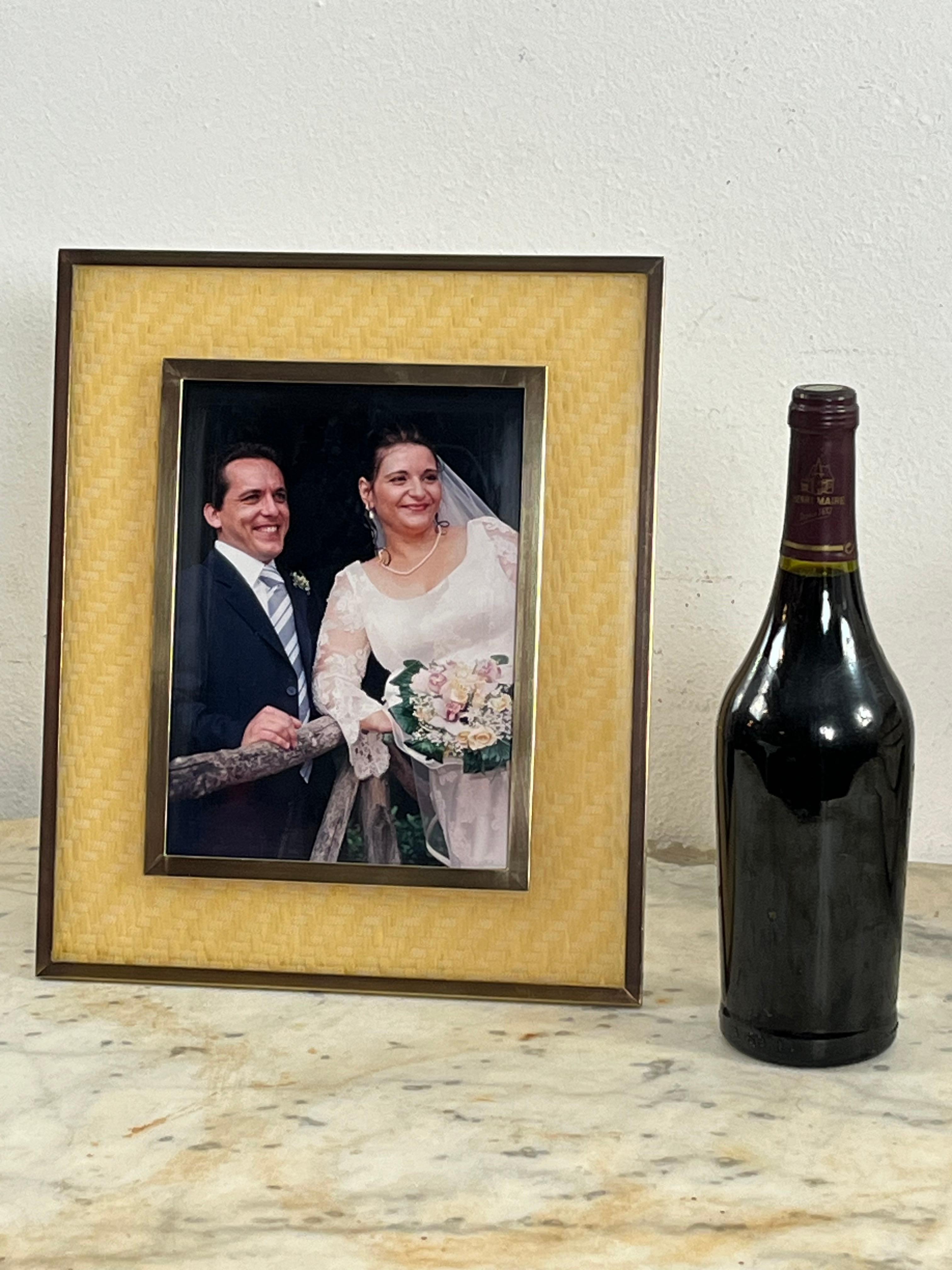 Gran portafotos italiano de mediados de siglo de ratán y latón, años 60
Intacto y en buen estado.
Altura 34 cm.
Anchura 28,5 cm.
Fotografía alojamiento 18 cm x 24 cm.