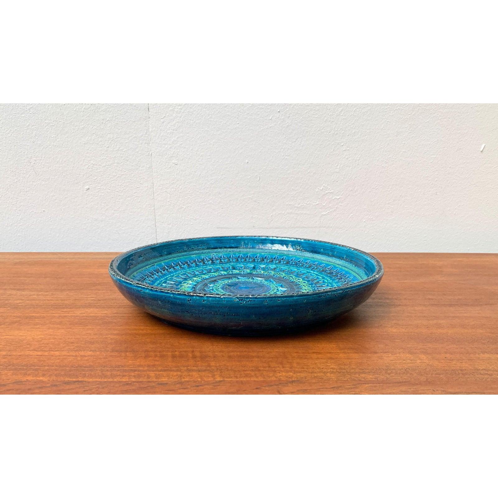 Cuenco grande Rimini Blu.
Muy raro en este tamaño con un diámetro de 35,5 cm. Esta pieza tiene una marca de atribución.

Más información:
Materiales: Cerámica
Color: Azul
Estilos: Moderno de mediados de siglo
Marca: Bitossi
Diseñador: Aldo