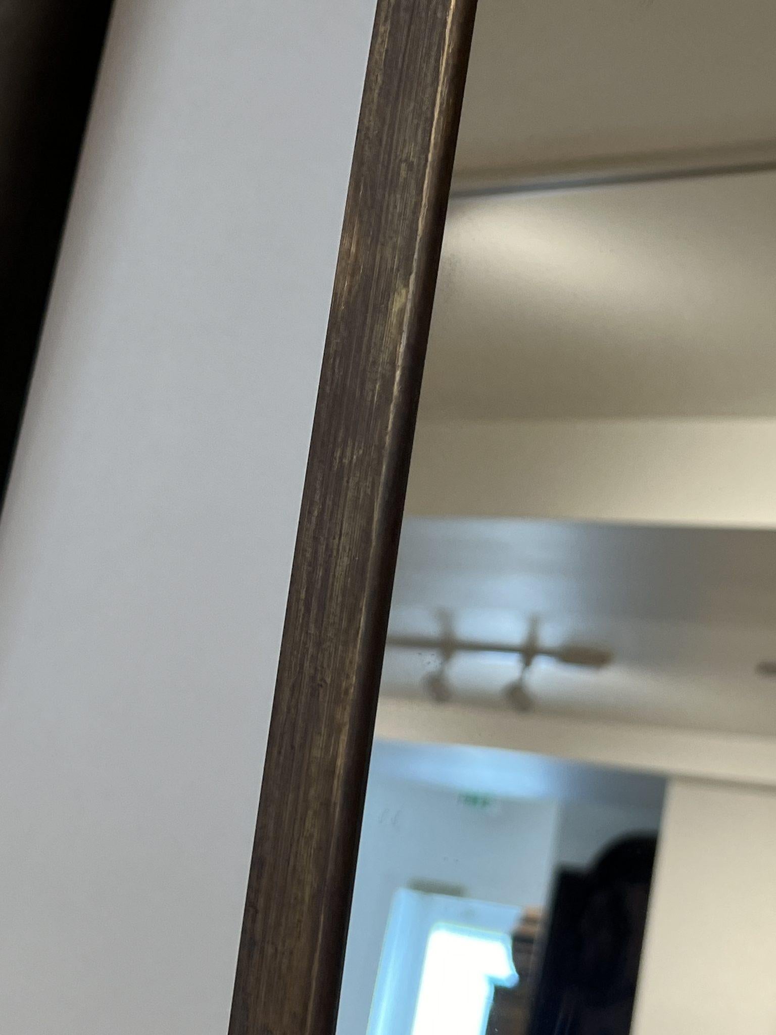 Grand miroir bouclier italien du milieu du siècle. Sa grande taille en fait une pièce importante dans la pièce. Il permettra à la lumière de se refléter magnifiquement dans toute la pièce. Il y a une fissure en haut et un éclat vers le bas du