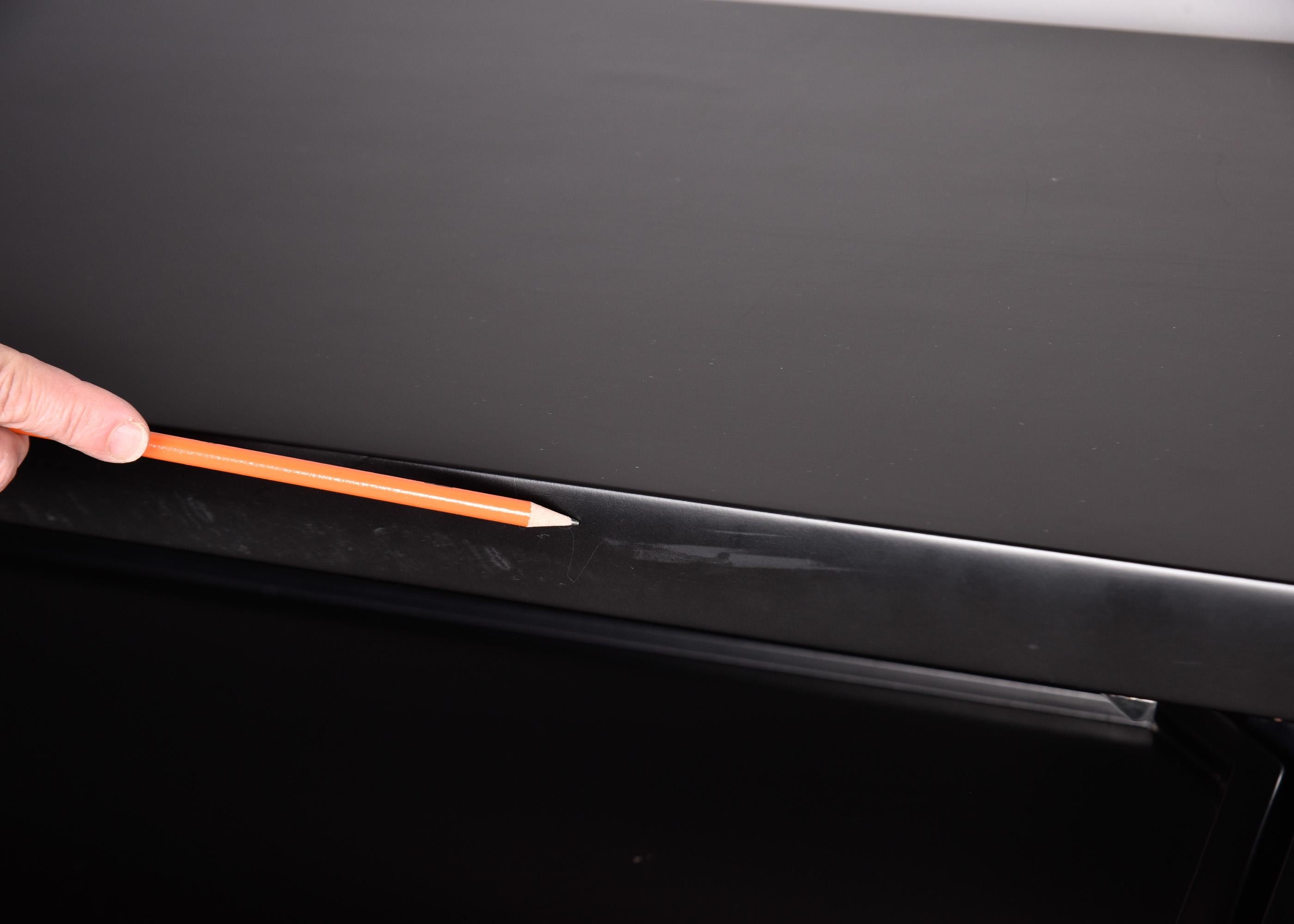 Gran Credenza italiana de mediados de siglo de dos niveles con acabado negro y base abatible en venta 3