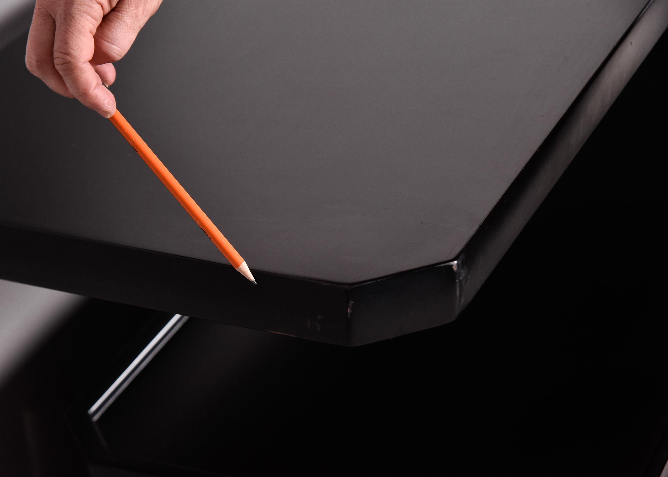 Gran Credenza italiana de mediados de siglo de dos niveles con acabado negro y base abatible en venta 4