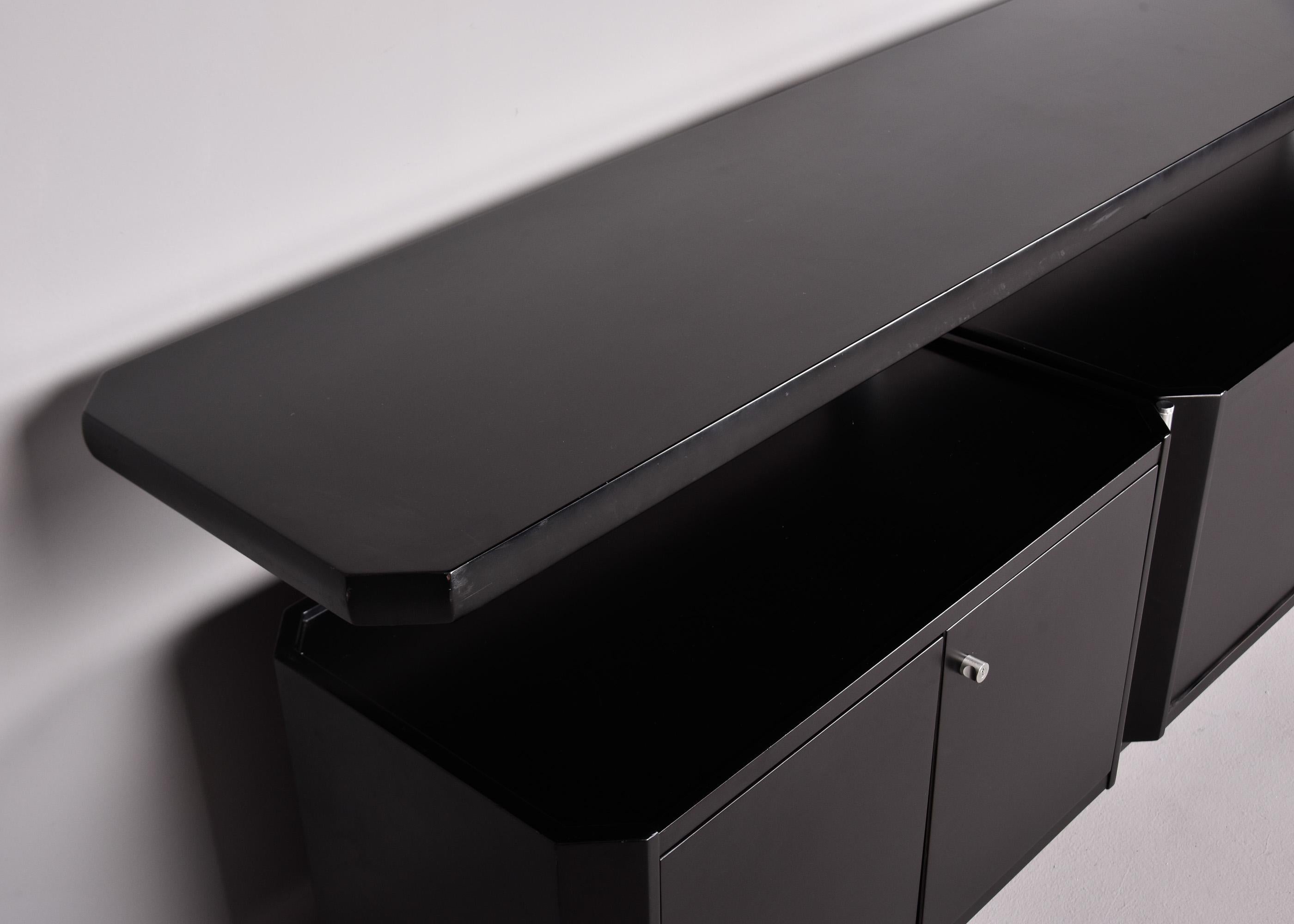 Gran Credenza italiana de mediados de siglo de dos niveles con acabado negro y base abatible en venta 5