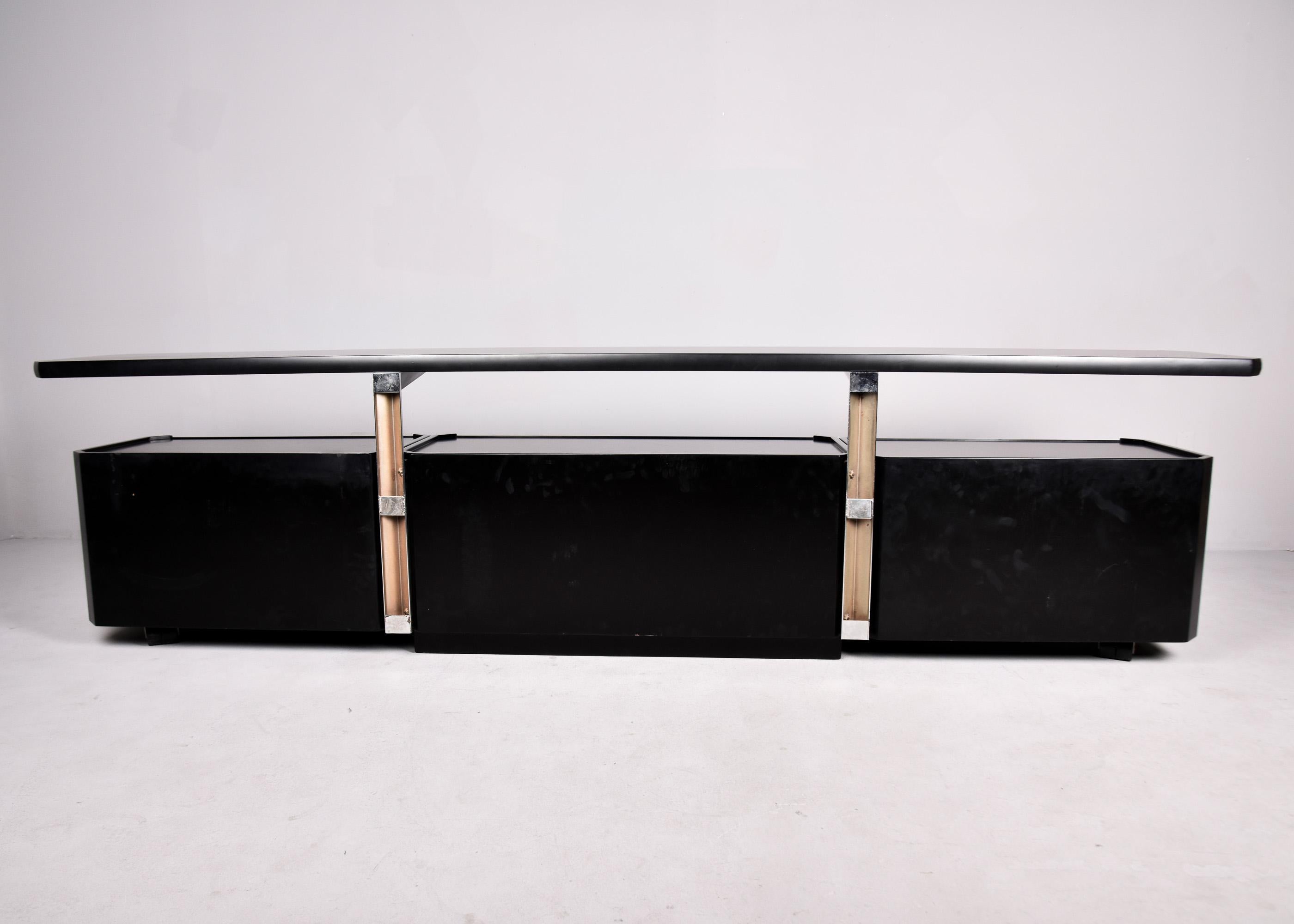 Gran Credenza italiana de mediados de siglo de dos niveles con acabado negro y base abatible en venta 6