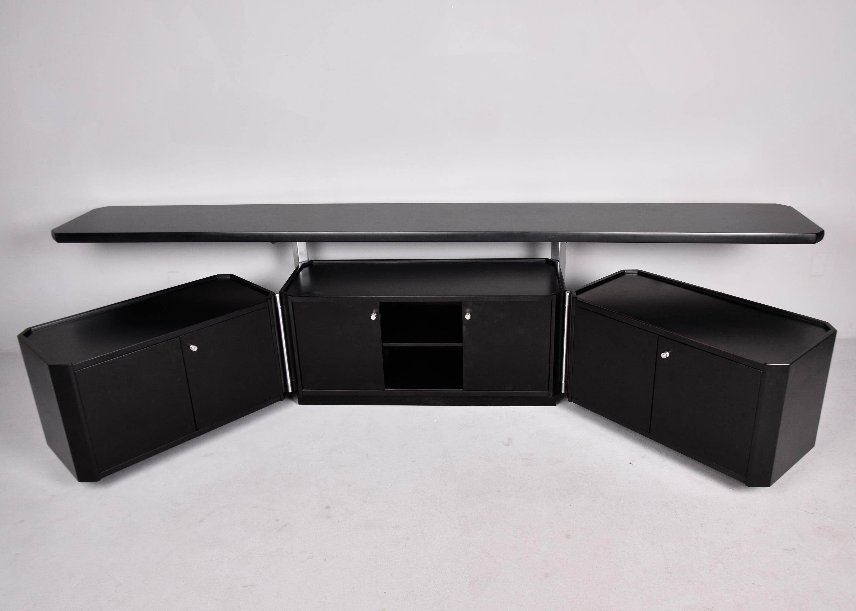 Gran Credenza italiana de mediados de siglo de dos niveles con acabado negro y base abatible Moderno de mediados de siglo en venta