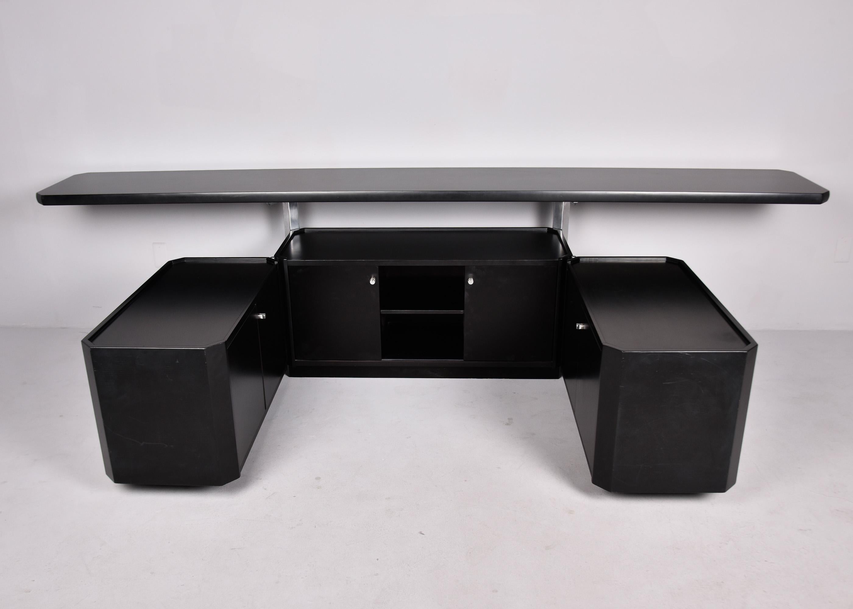 Gran Credenza italiana de mediados de siglo de dos niveles con acabado negro y base abatible Italiano en venta