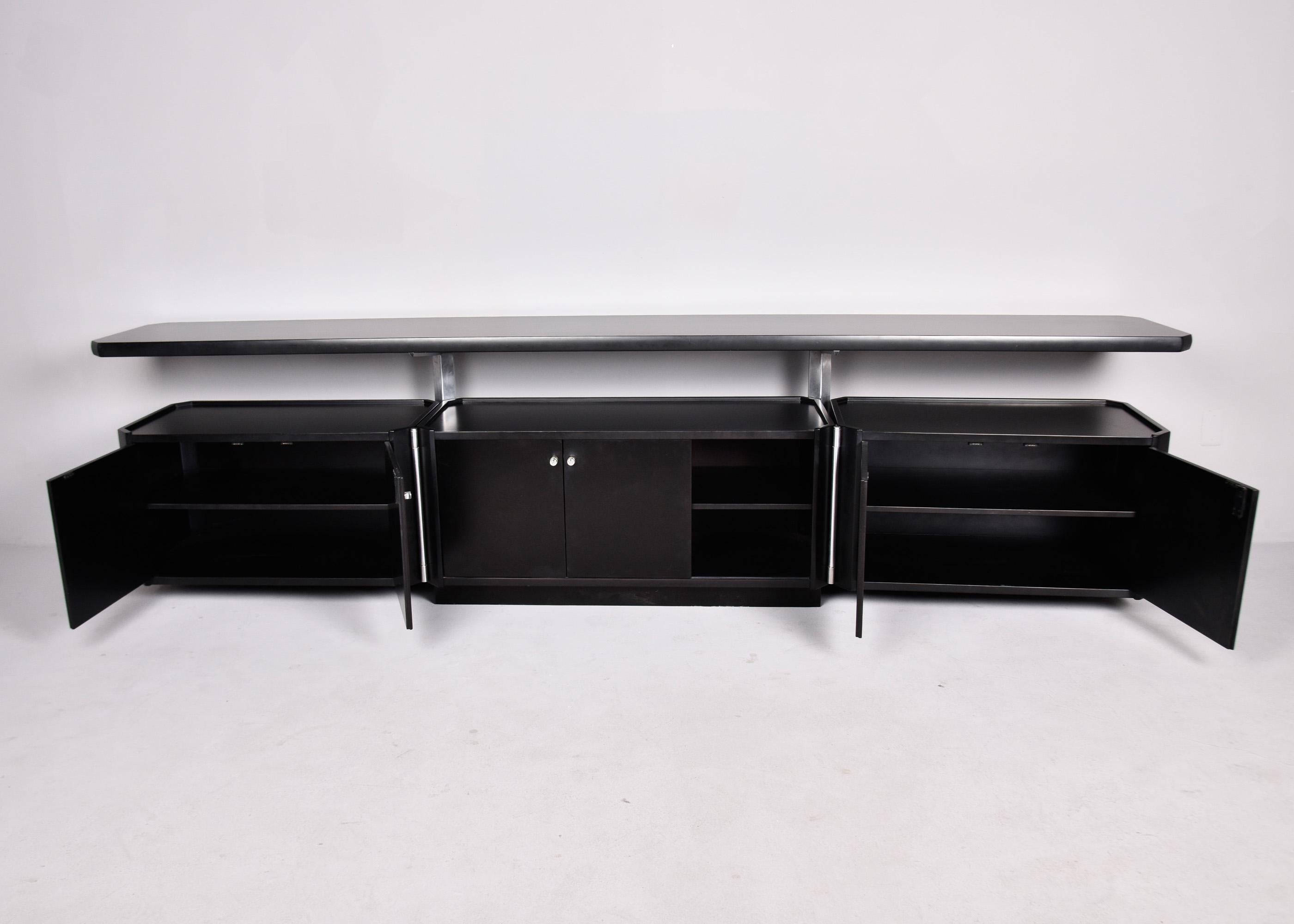 Gran Credenza italiana de mediados de siglo de dos niveles con acabado negro y base abatible en Bueno estado para la venta en Troy, MI