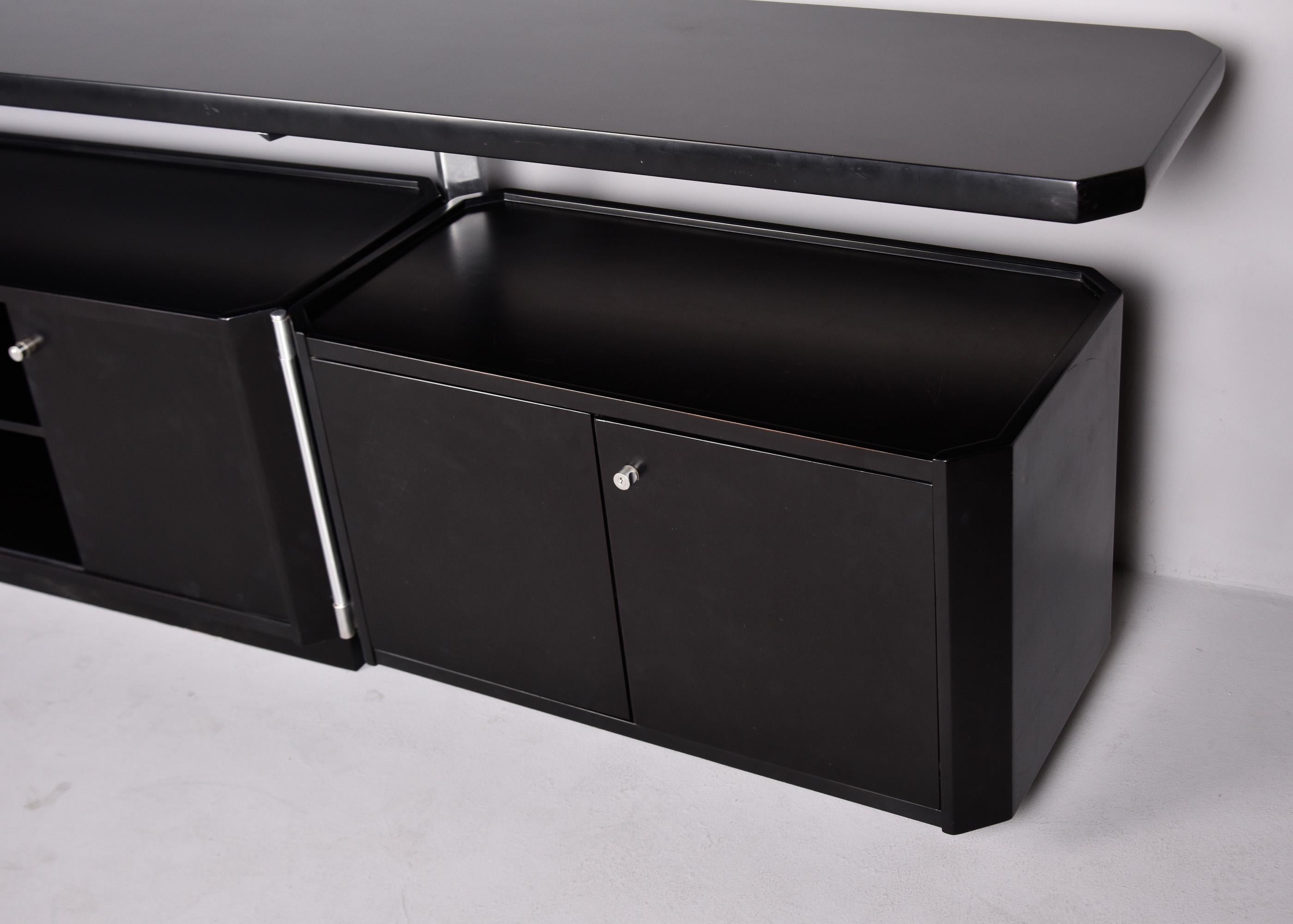 Gran Credenza italiana de mediados de siglo de dos niveles con acabado negro y base abatible siglo XX en venta