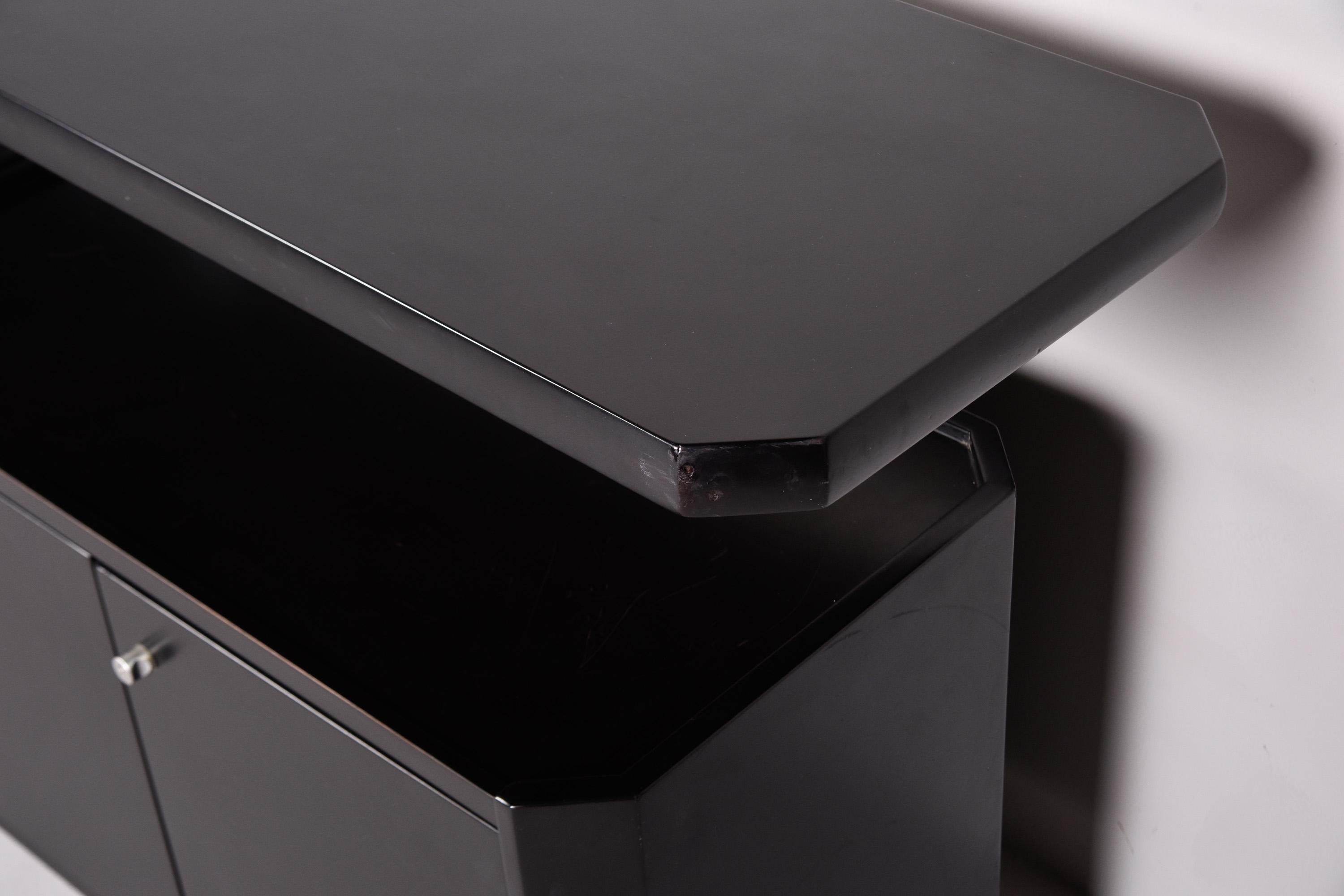 Gran Credenza italiana de mediados de siglo de dos niveles con acabado negro y base abatible Aluminio en venta