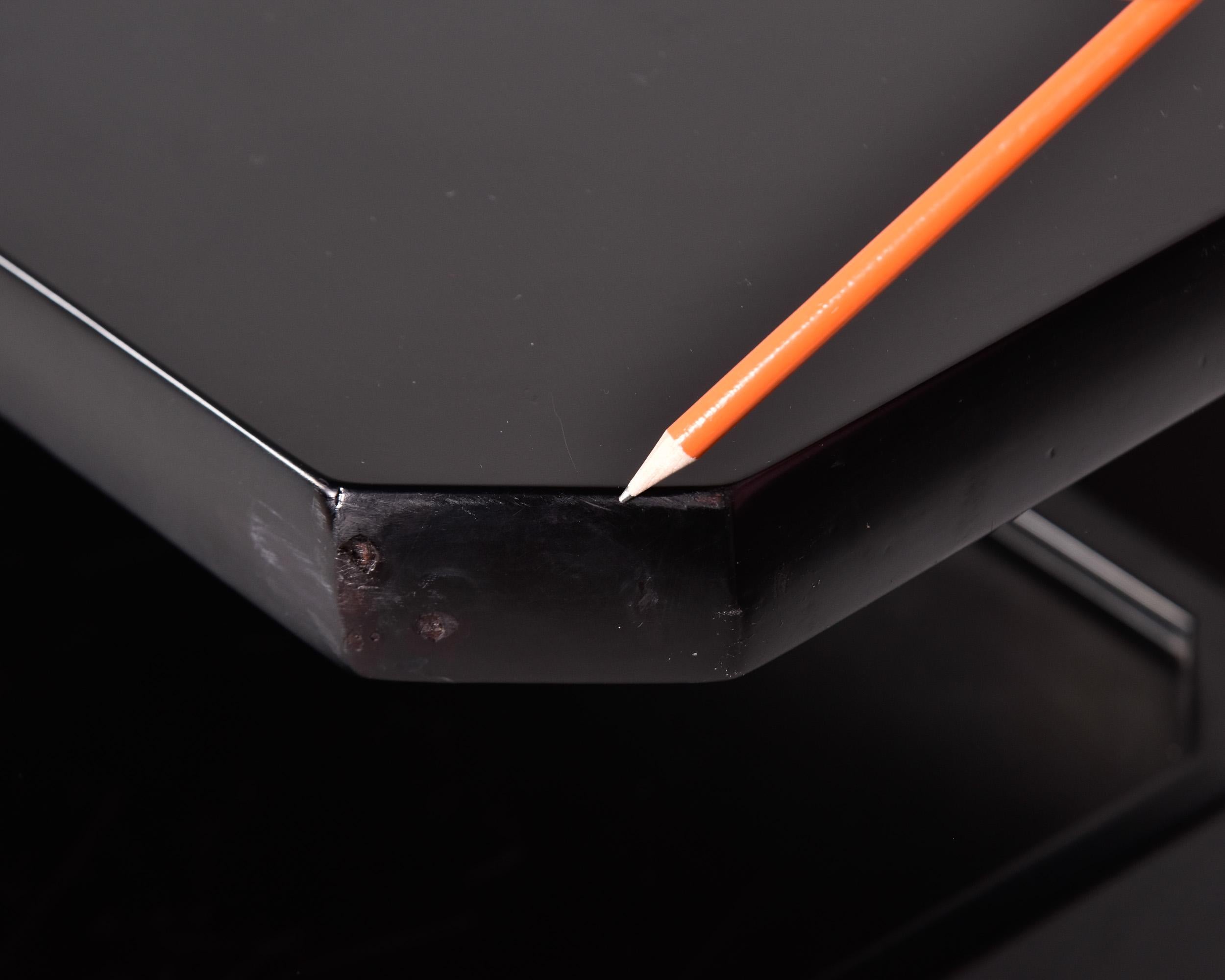 Gran Credenza italiana de mediados de siglo de dos niveles con acabado negro y base abatible en venta 1