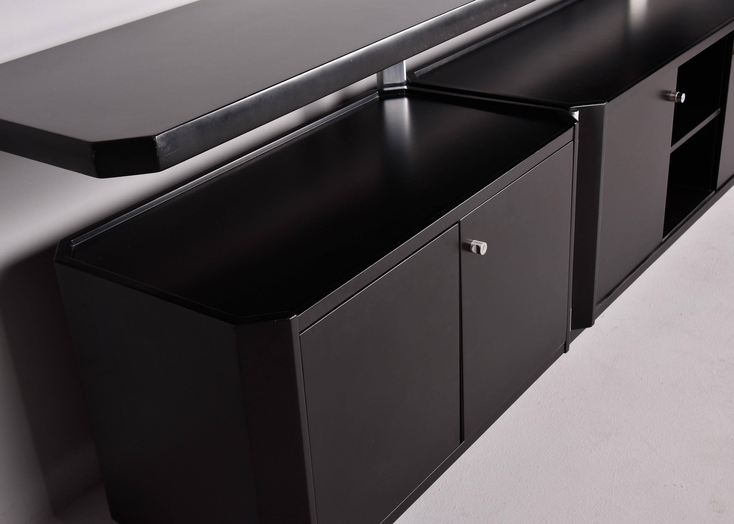 Gran Credenza italiana de mediados de siglo de dos niveles con acabado negro y base abatible en venta 2