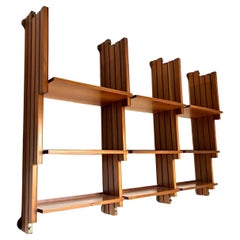 Gran librería colgante italiana de madera de mediados de siglo, Italia, años 50