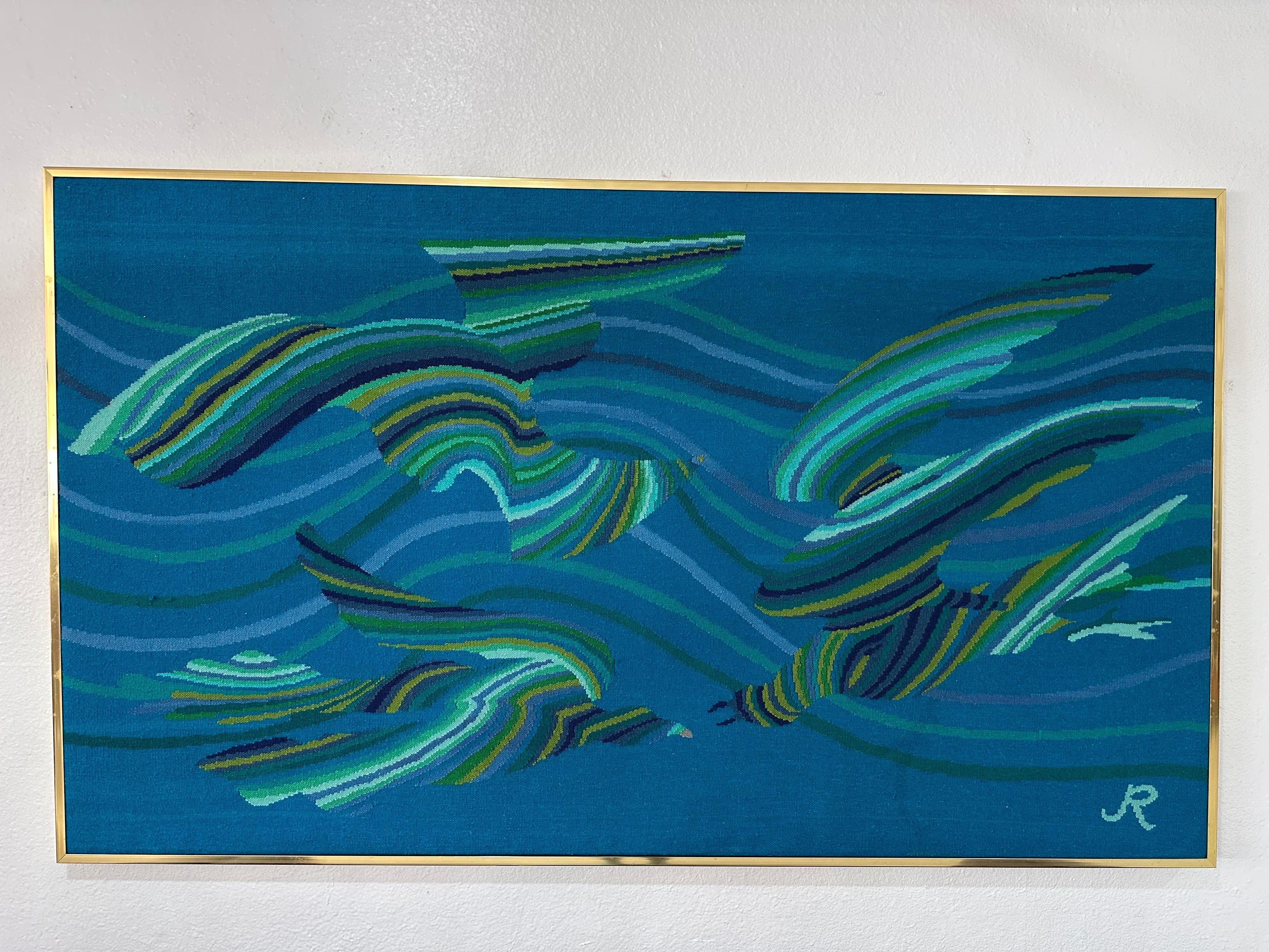 Große und beeindruckende eine von einer Art Nadelspitze bestickt gerahmt Faserkunst Wand hängen. Hergestellt von Josefina Robirosa (Argentinien, 1932-2022), ca. 1976. Tealfarbener Hintergrund mit abstraktem, fließendem Muster in Blau- und Grüntönen,