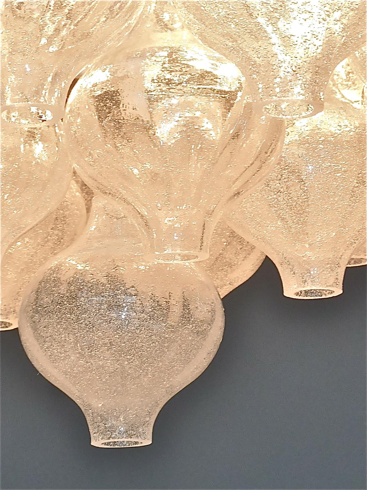 Großer Mid-Century-Schmuck J.T. Kalmar Tulpen-Kronleuchter, Einbaubeleuchtung aus Muranoglas, 1960er Jahre im Angebot 9