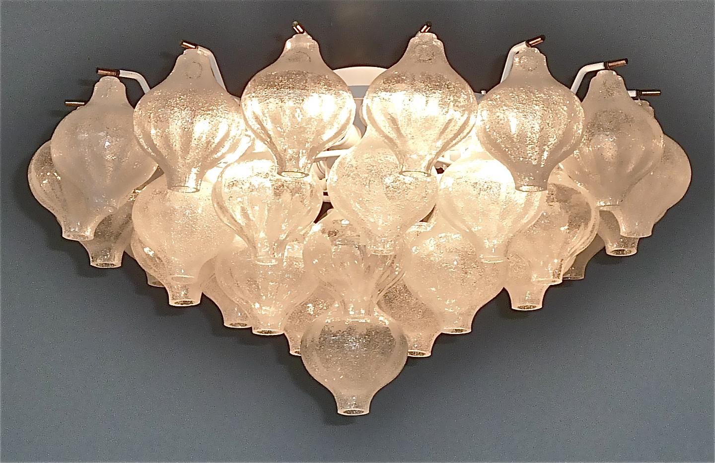 Großer Mid-Century-Schmuck J.T. Kalmar Tulpen-Kronleuchter, Einbaubeleuchtung aus Muranoglas, 1960er Jahre im Angebot 10