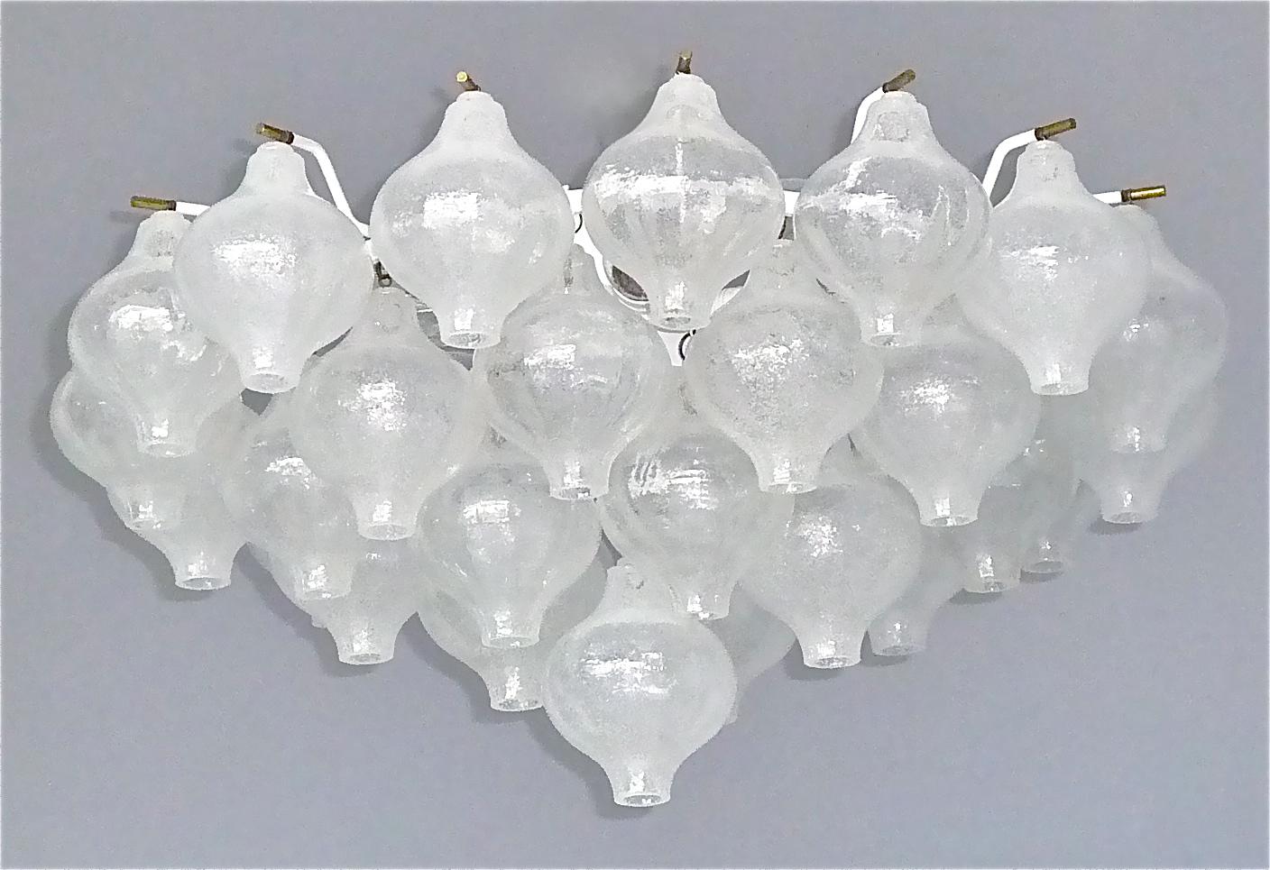 Großer Mid-Century-Schmuck J.T. Kalmar Tulpen-Kronleuchter, Einbaubeleuchtung aus Muranoglas, 1960er Jahre im Angebot 11