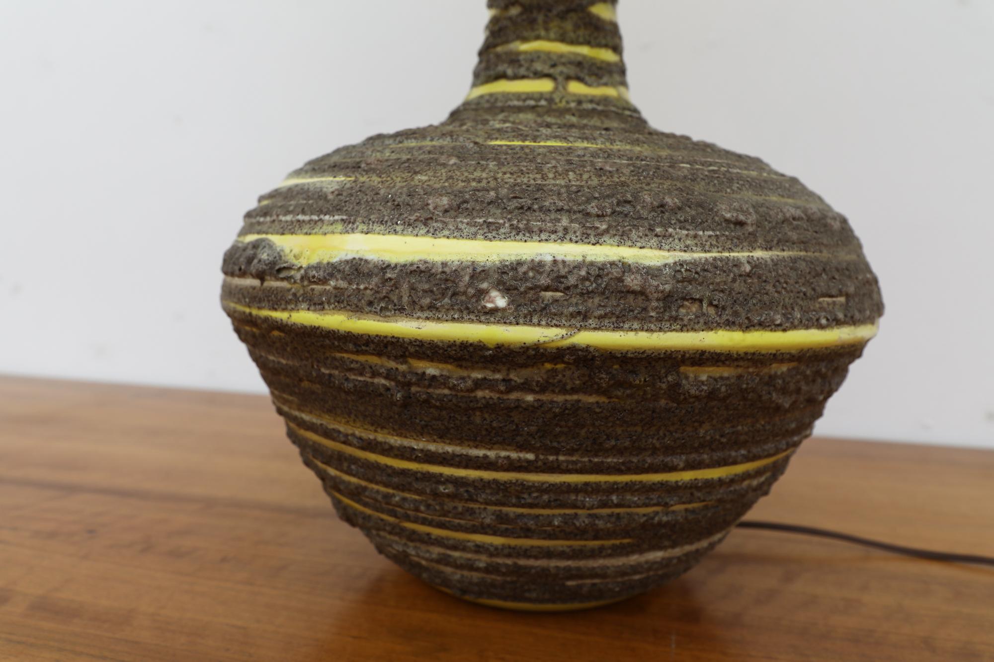 Grande lampe de table du milieu du siècle en céramique émaillée Lava, jaune et grise, avec abat-jour en vente 4