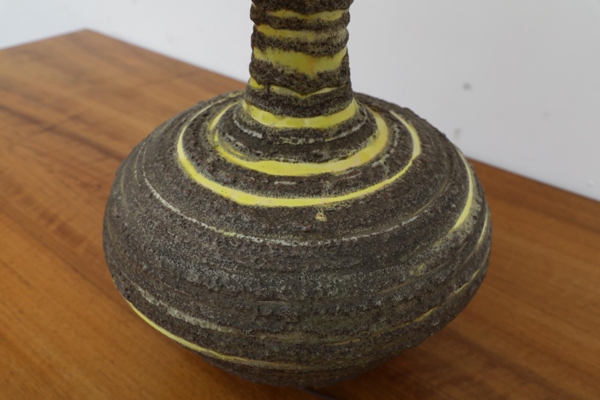 Grande lampe de table du milieu du siècle en céramique émaillée Lava, jaune et grise, avec abat-jour en vente 5
