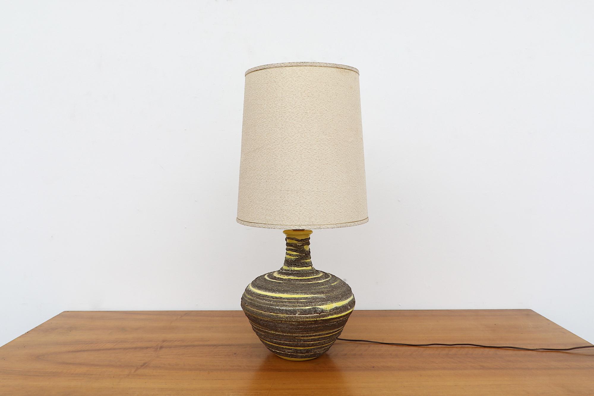 Large Mid-Century Yellow & Gray Swirled Lava Glazed Ceramic Table Lamp w/ Shade For Sale 7