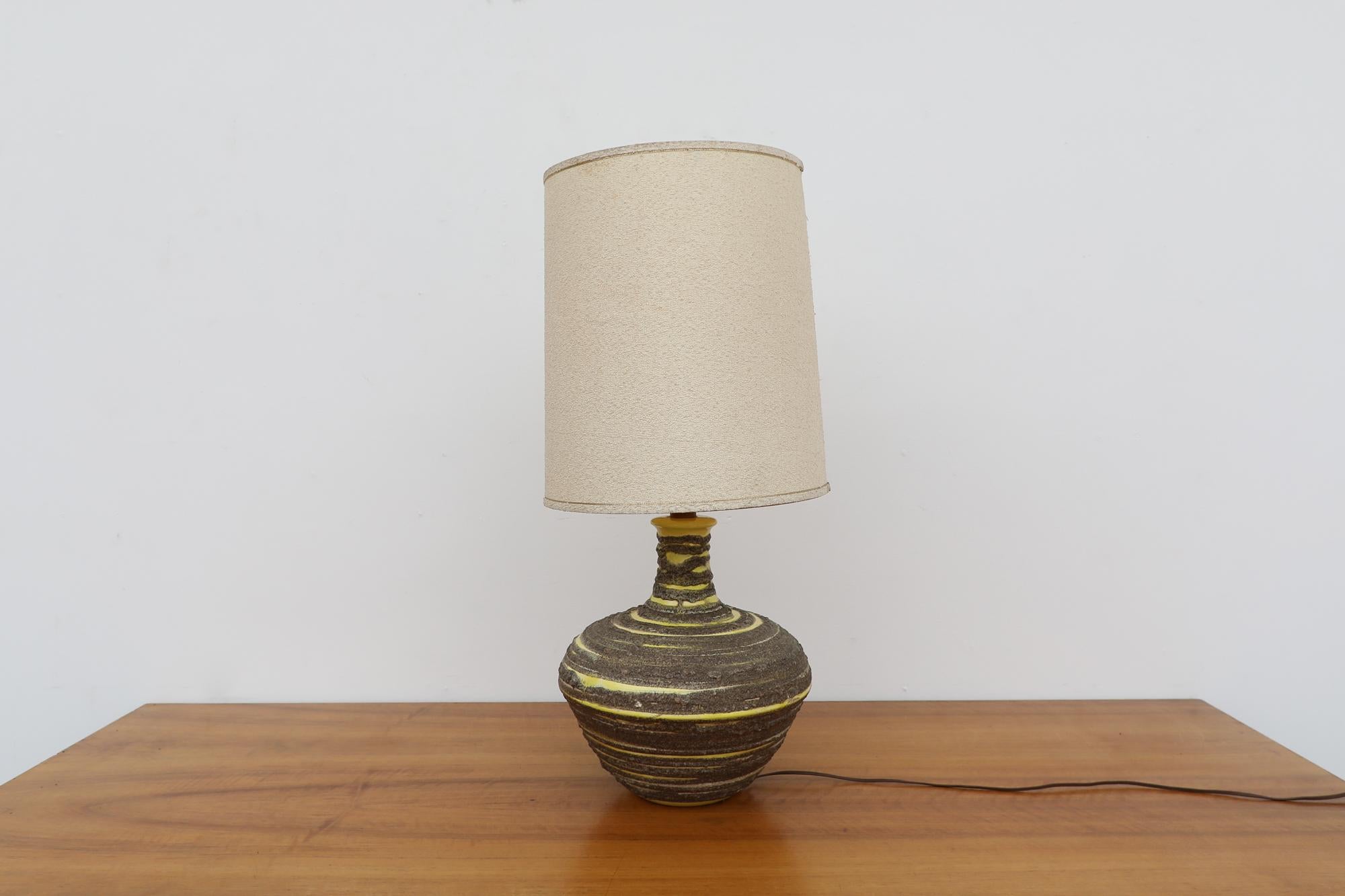 American Large Mid-Century Yellow & Gray Swirled Lava Glazed Ceramic Table Lamp w/ Shade For Sale