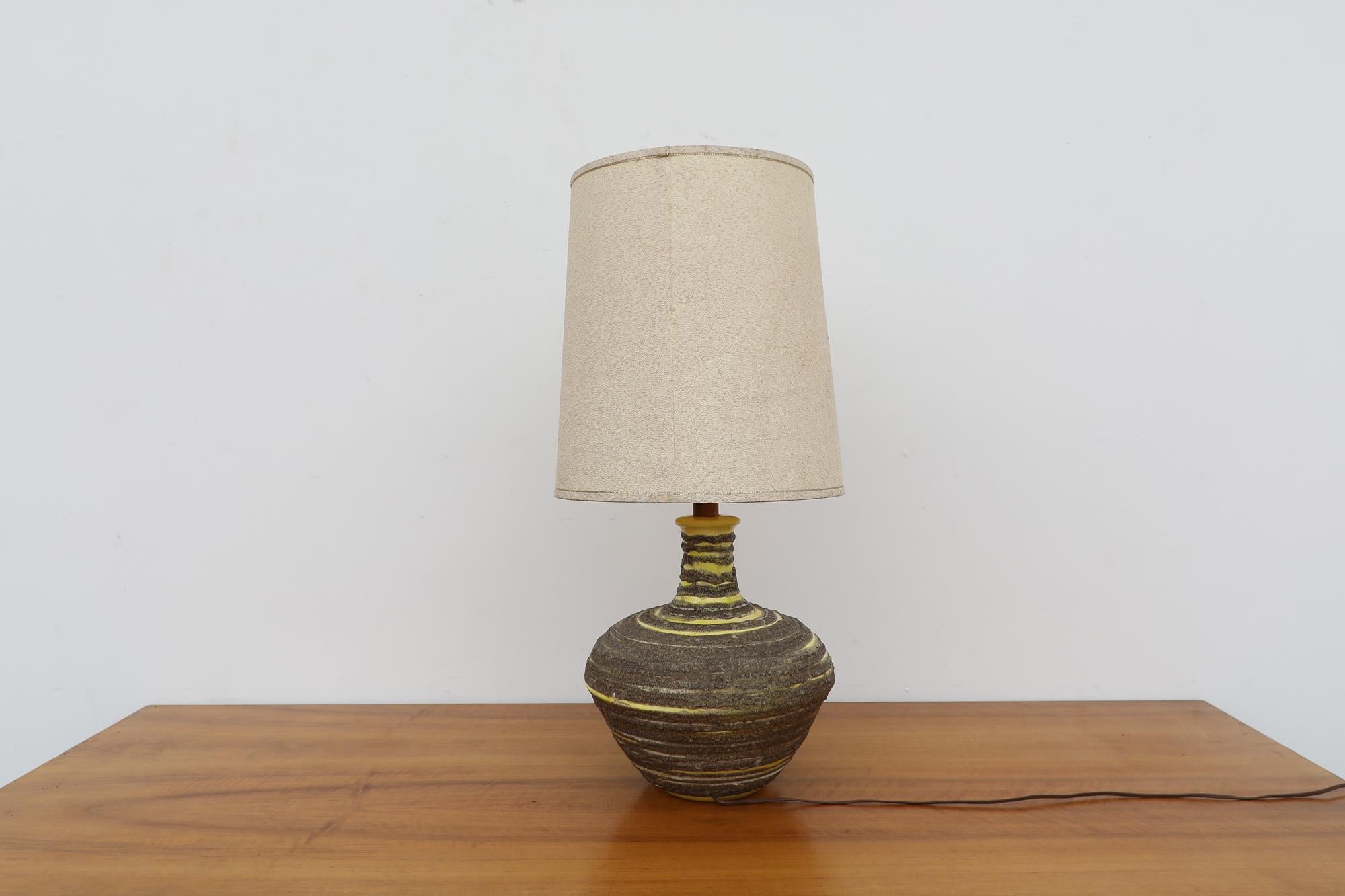 Large Mid-Century Yellow & Gray Swirled Lava Glazed Ceramic Table Lamp w/ Shade In Good Condition For Sale In Los Angeles, CA