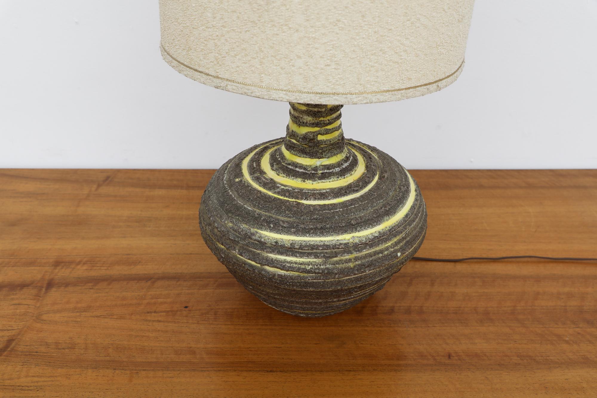 Large Mid-Century Yellow & Gray Swirled Lava Glazed Ceramic Table Lamp w/ Shade For Sale 1