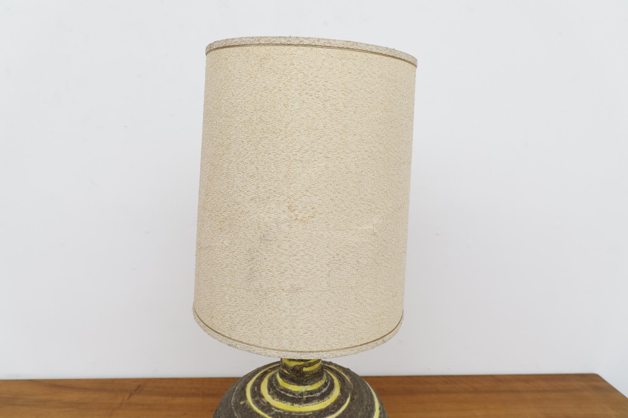 Large Mid-Century Yellow & Gray Swirled Lava Glazed Ceramic Table Lamp w/ Shade For Sale 2