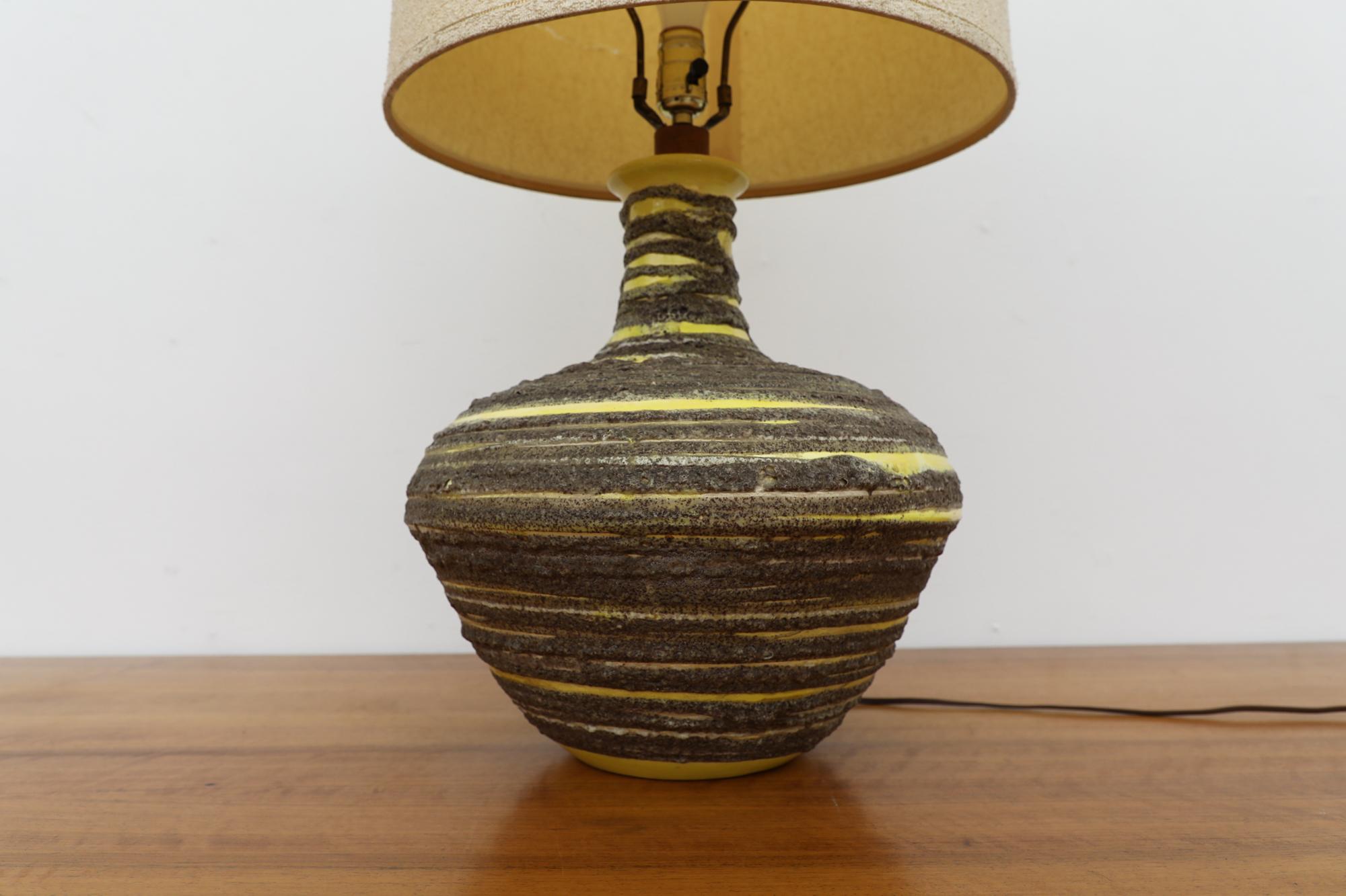 Large Mid-Century Yellow & Gray Swirled Lava Glazed Ceramic Table Lamp w/ Shade For Sale 3