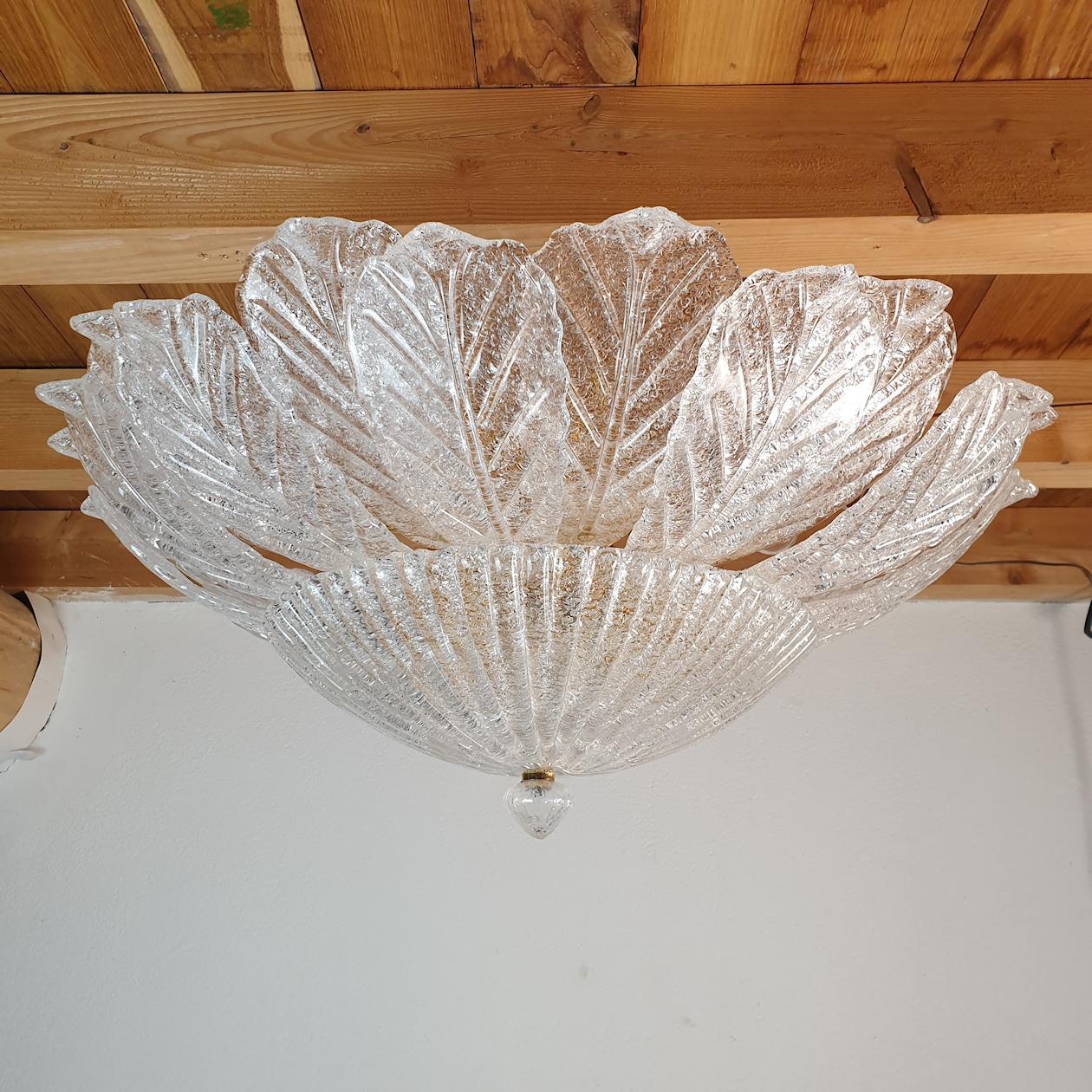 Large Neoclassical style Murano glass flush mount chandelier, by Barovier and Toso, Italy 1970s.
The Mid-Century Modern chandelier is made of hand made Murano glass textured leaves and a gold plated frame.
The vintage flush mount light has 9