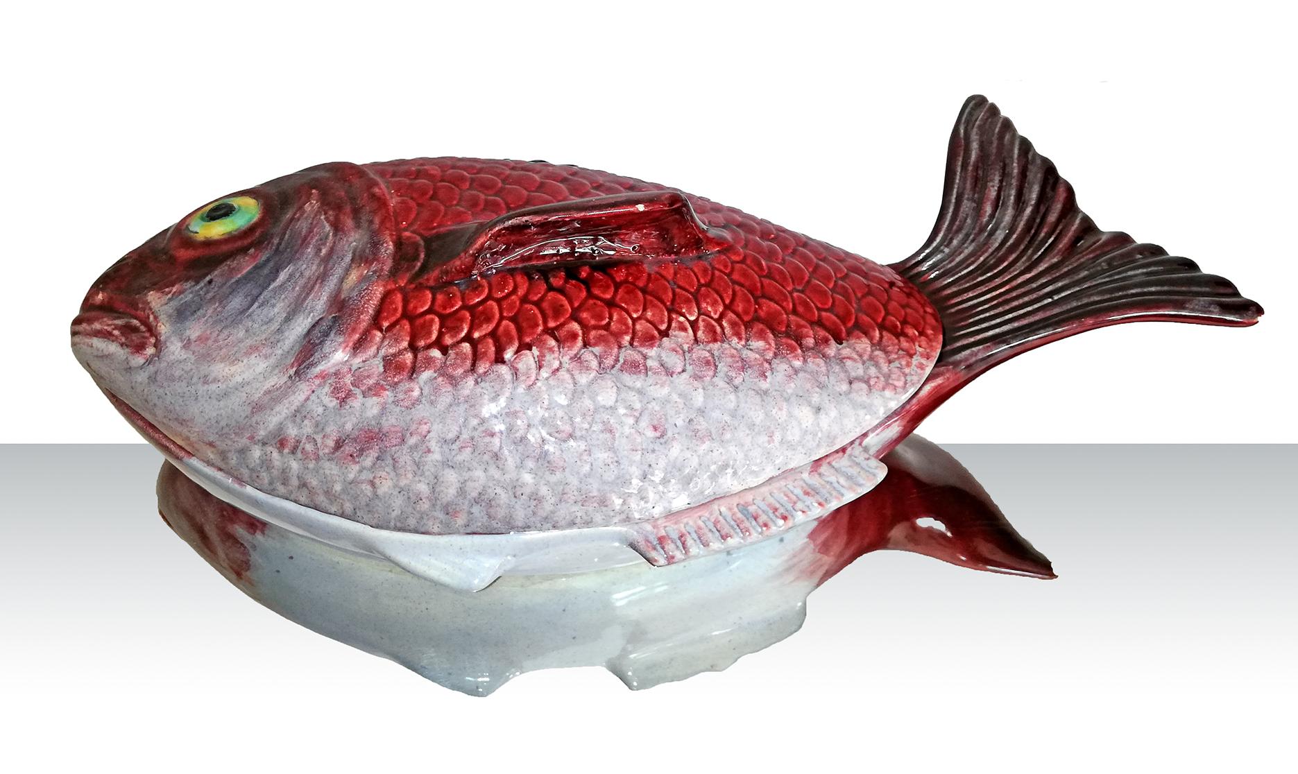 Une magnifique soupière de poissons de grande taille en céramique émaillée hyper réaliste dans des tons de rouge et de gris vibrants avec des accents sombres, fabriquée au Portugal dans les années 1950. Magnifique à utiliser comme décoration murale