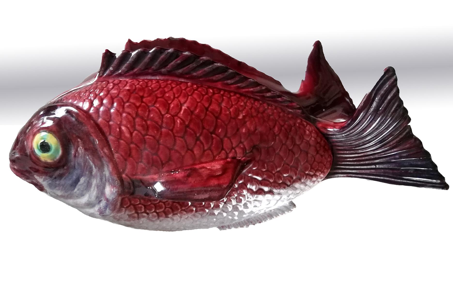 Große Majolika-Terrinenschachtel mit rotem Fisch aus Keramik:: Portugal:: 1950er Jahre (Portugiesisch) im Angebot