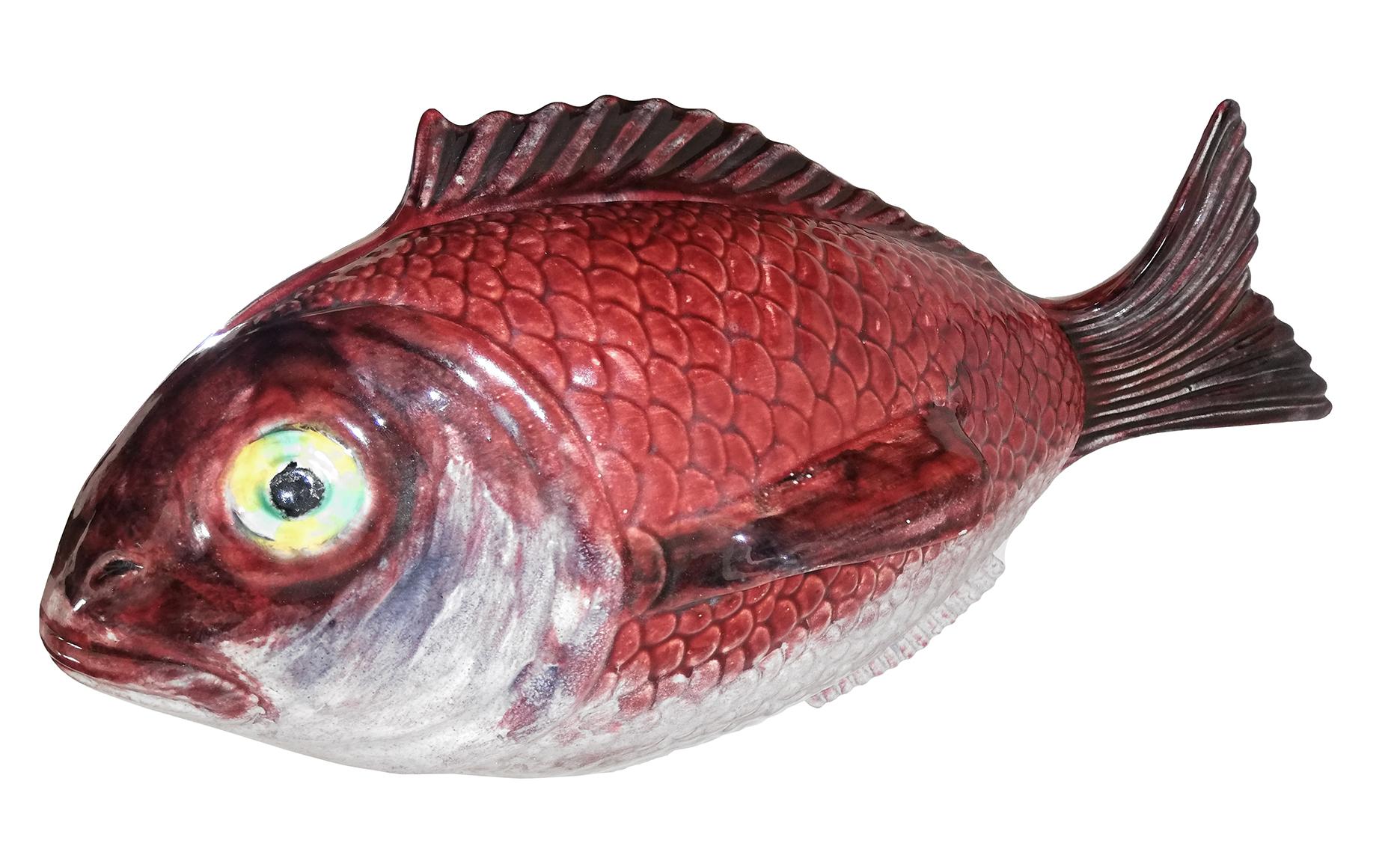 Große Majolika-Terrinenschachtel mit rotem Fisch aus Keramik:: Portugal:: 1950er Jahre (Polychromiert) im Angebot