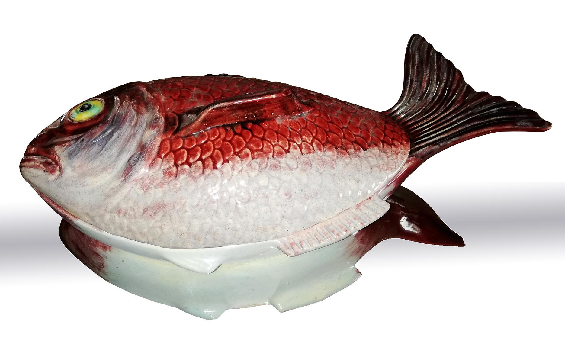 Mid-Century Modern Grande boîte à soupière en céramique du milieu du siècle en faïence rouge poisson:: Portugal:: années 1950 en vente