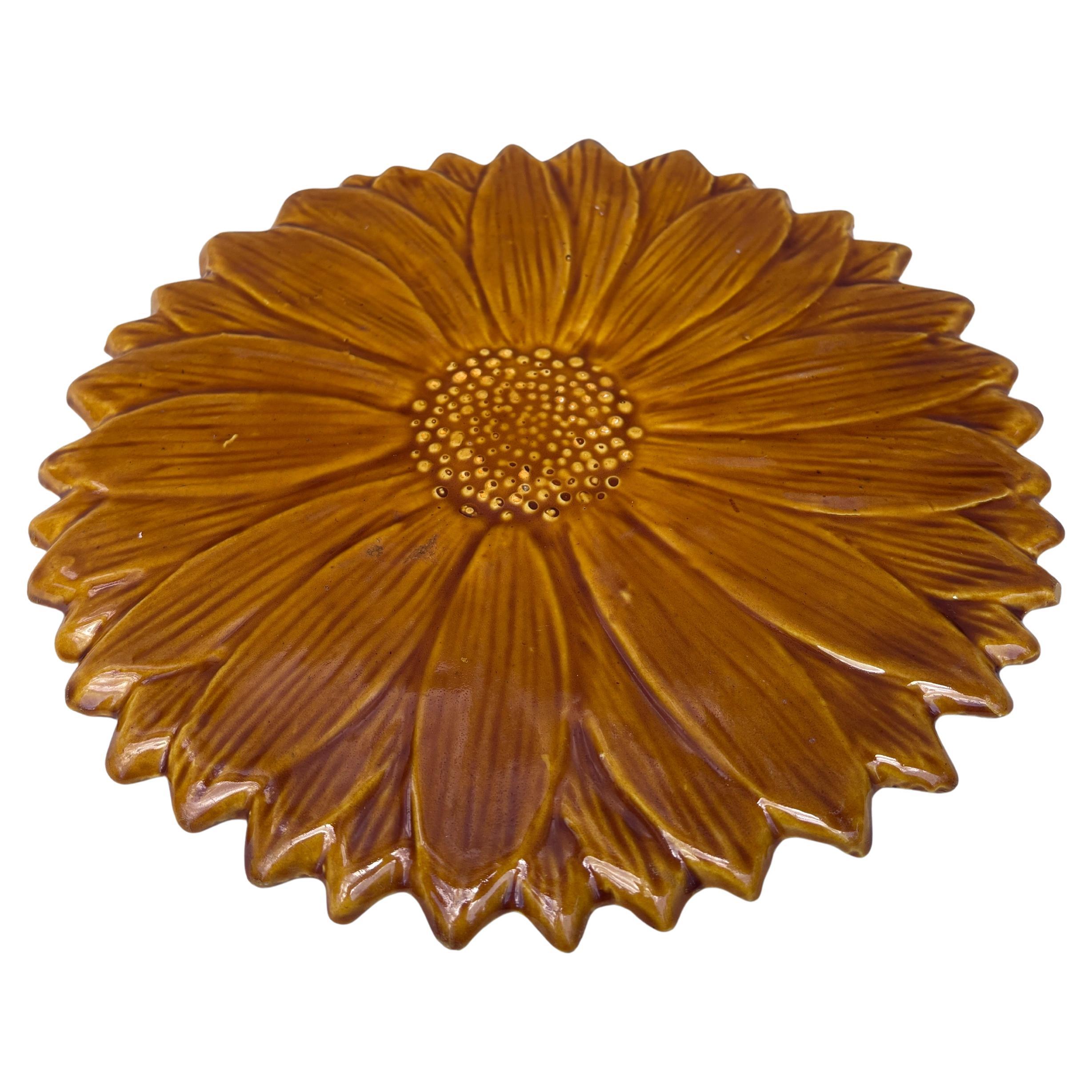 Großer Untersetzer aus Majolika mit Sonnenblumen aus der Jahrhundertmitte Vallauris (Moderne der Mitte des Jahrhunderts) im Angebot