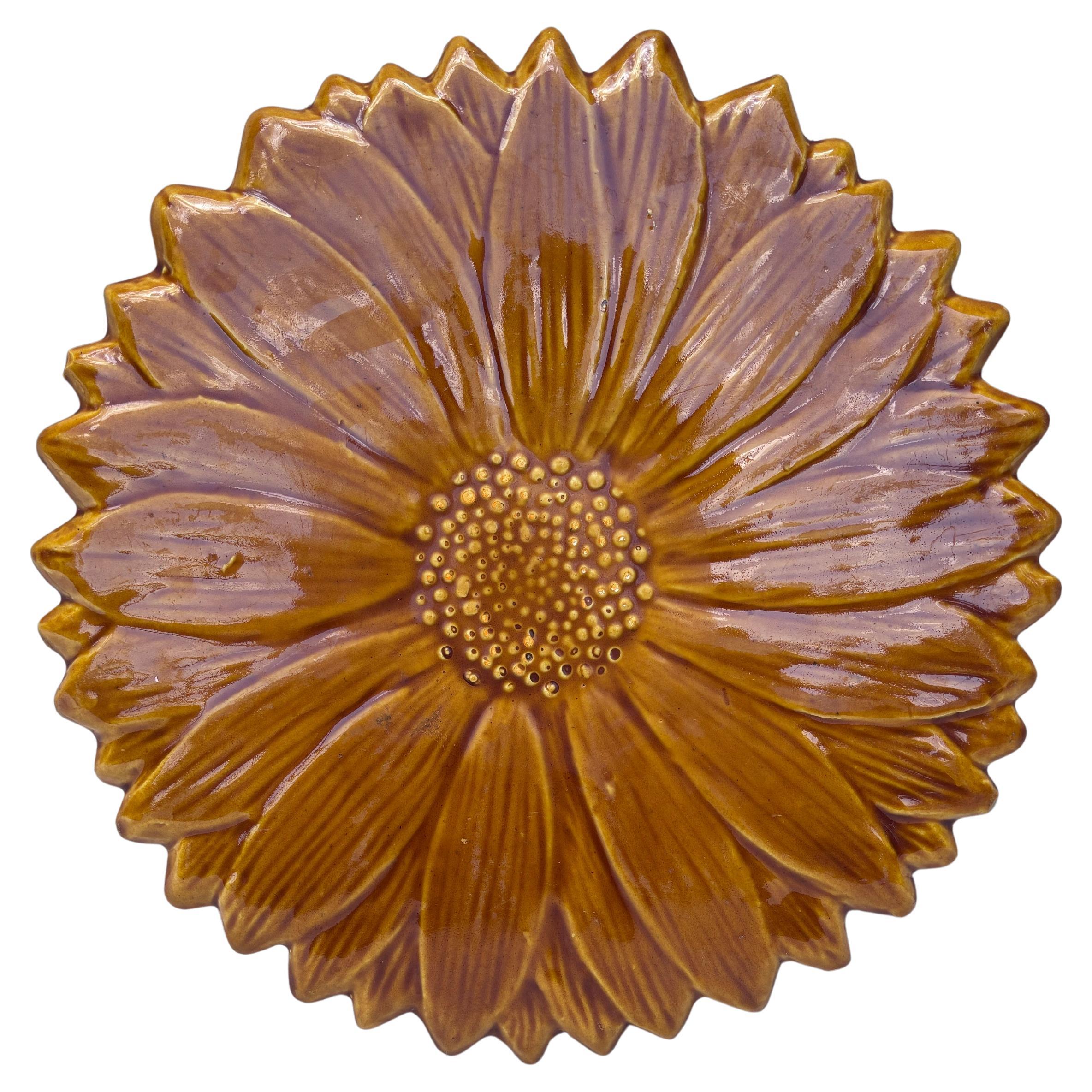 Großer Untersetzer aus Majolika mit Sonnenblumen aus der Jahrhundertmitte Vallauris (Französisch) im Angebot