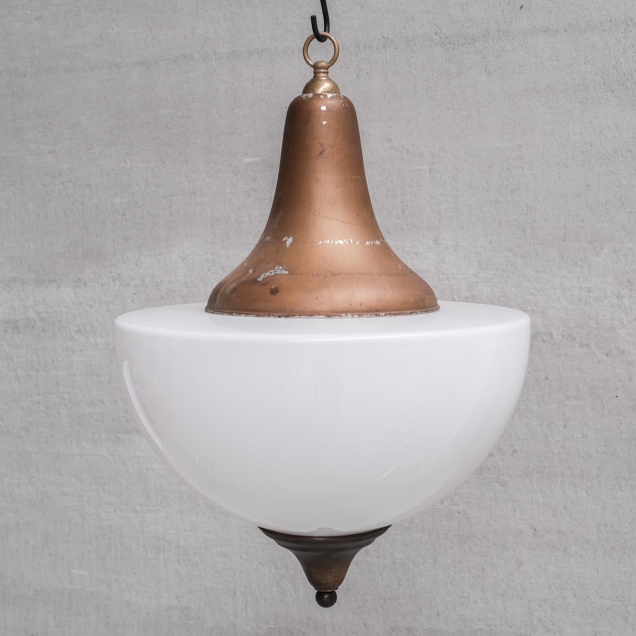 Mid-Century Modern Grande lampe pendante française du milieu du siècle en métal et verre opalin en vente
