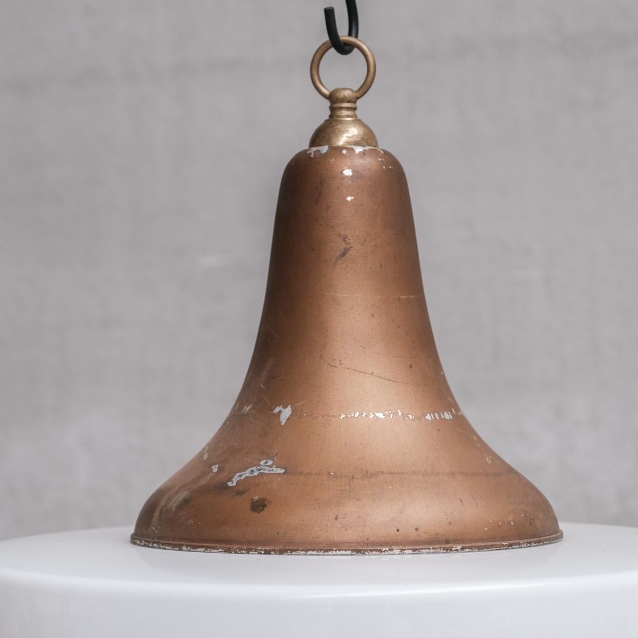 Français Grande lampe pendante française du milieu du siècle en métal et verre opalin en vente