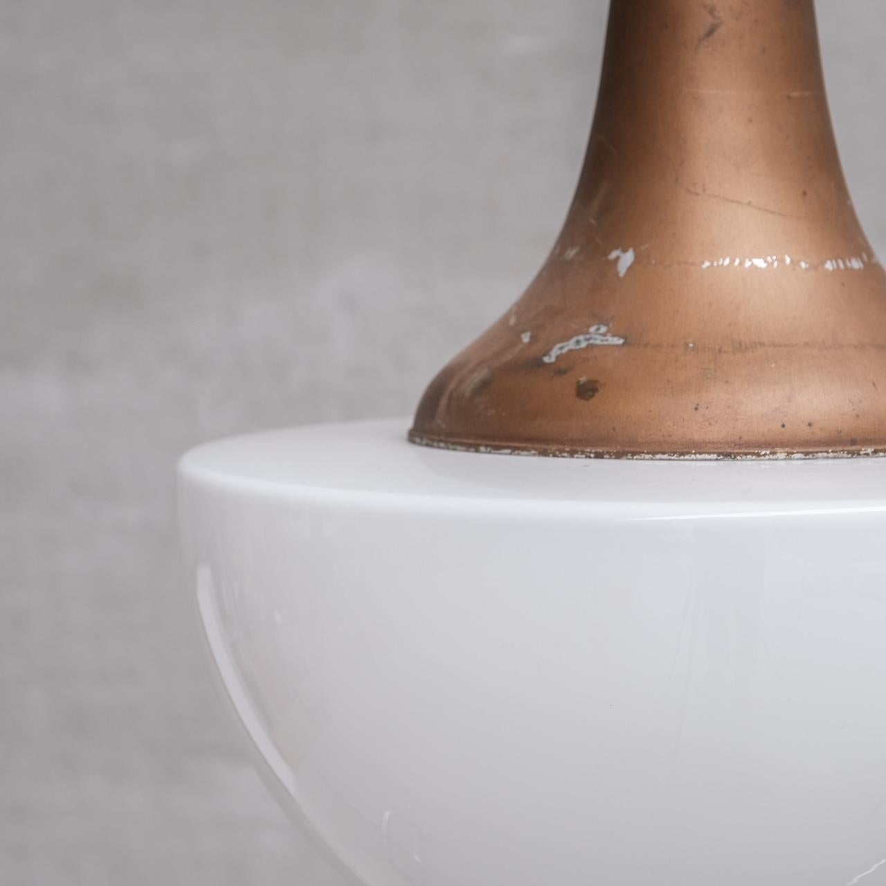 Milieu du XXe siècle Grande lampe pendante française du milieu du siècle en métal et verre opalin en vente