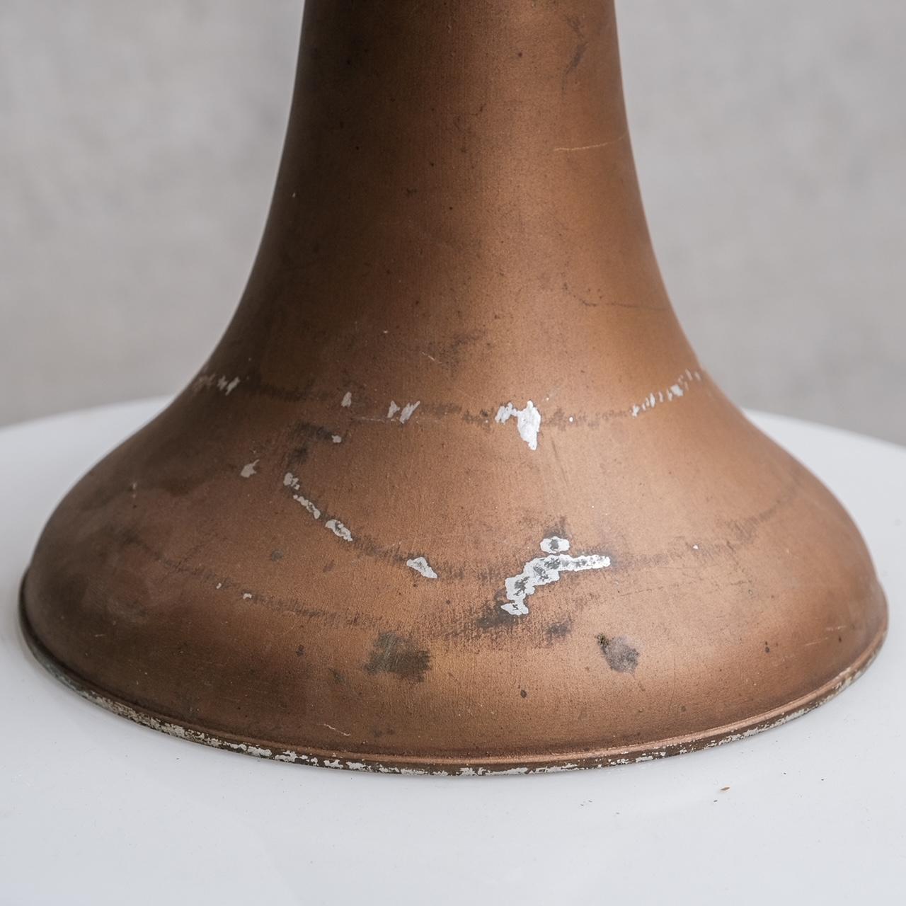 Grande lampe pendante française du milieu du siècle en métal et verre opalin en vente 1