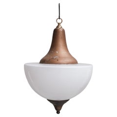 Grande lampe pendante française du milieu du siècle en métal et verre opalin