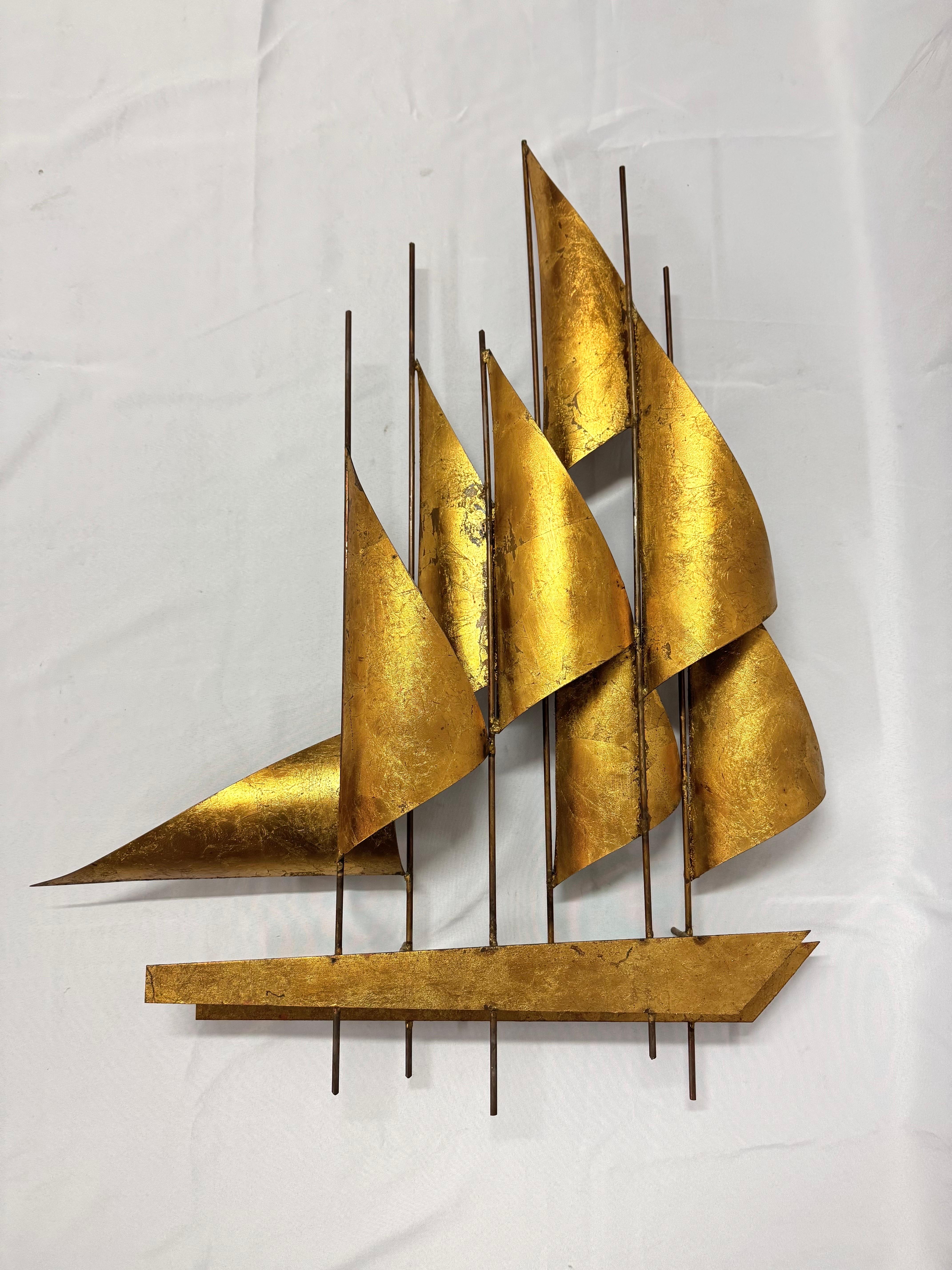 Escultura grande de metal de mediados de siglo de un velero. Pieza bien hecha con un toque brutalista. Perfecto para ese marinero o persona a la que le encanta navegar. Añade  un toque de textura a tu pared. Perfecto para un club náutico. Este