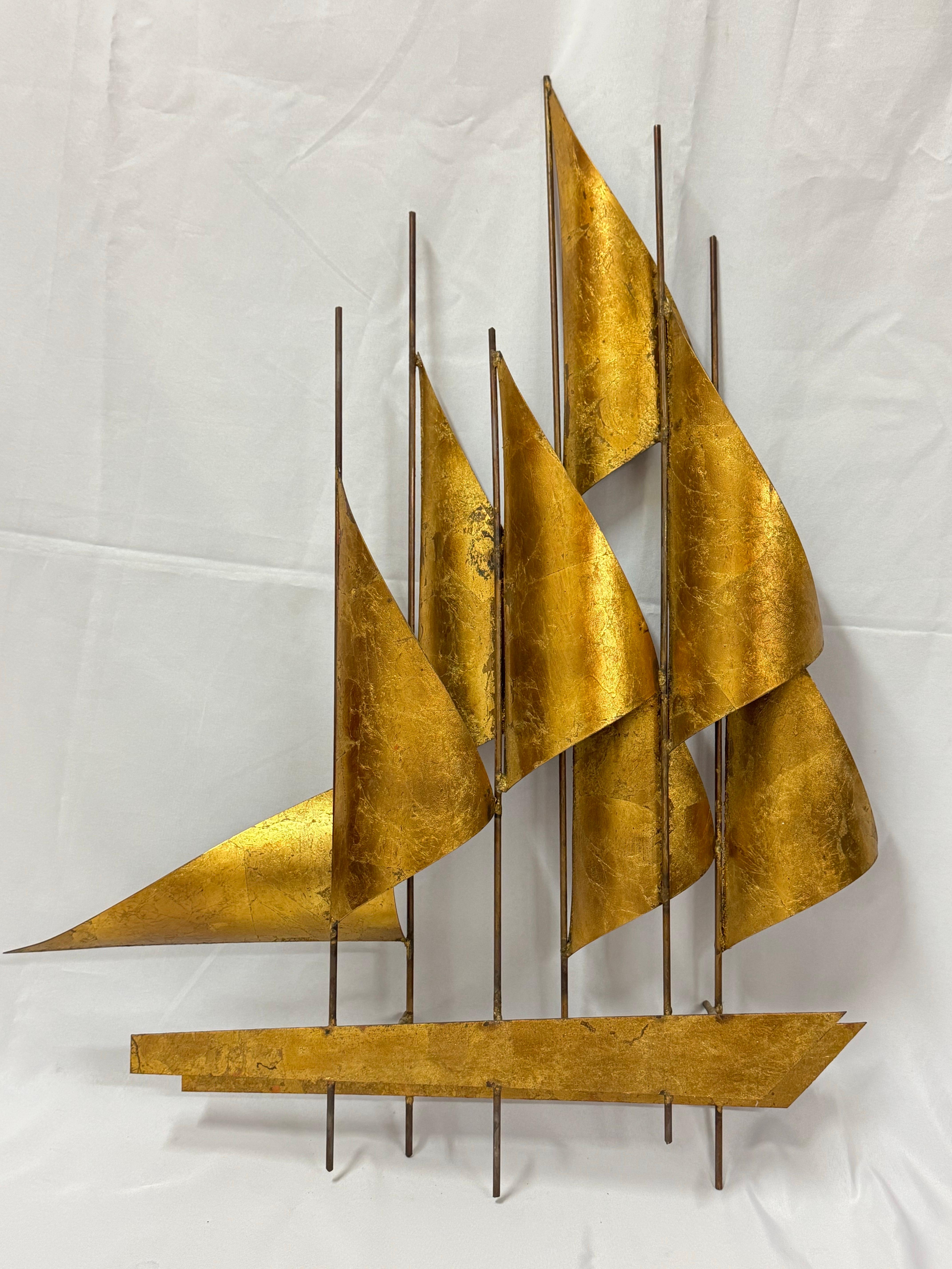 Gran escultura de metal de mediados de siglo de un velero Dorado en venta