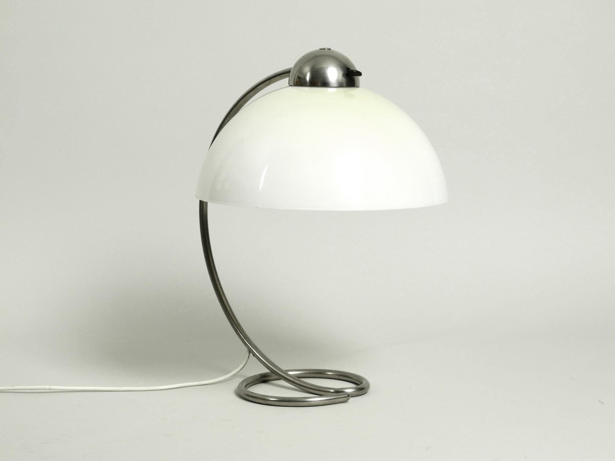 Mid-Century Modern Grande lampe de table en métal du milieu du siècle avec abat-jour en plastique par Schanzenbach:: Allemagne en vente