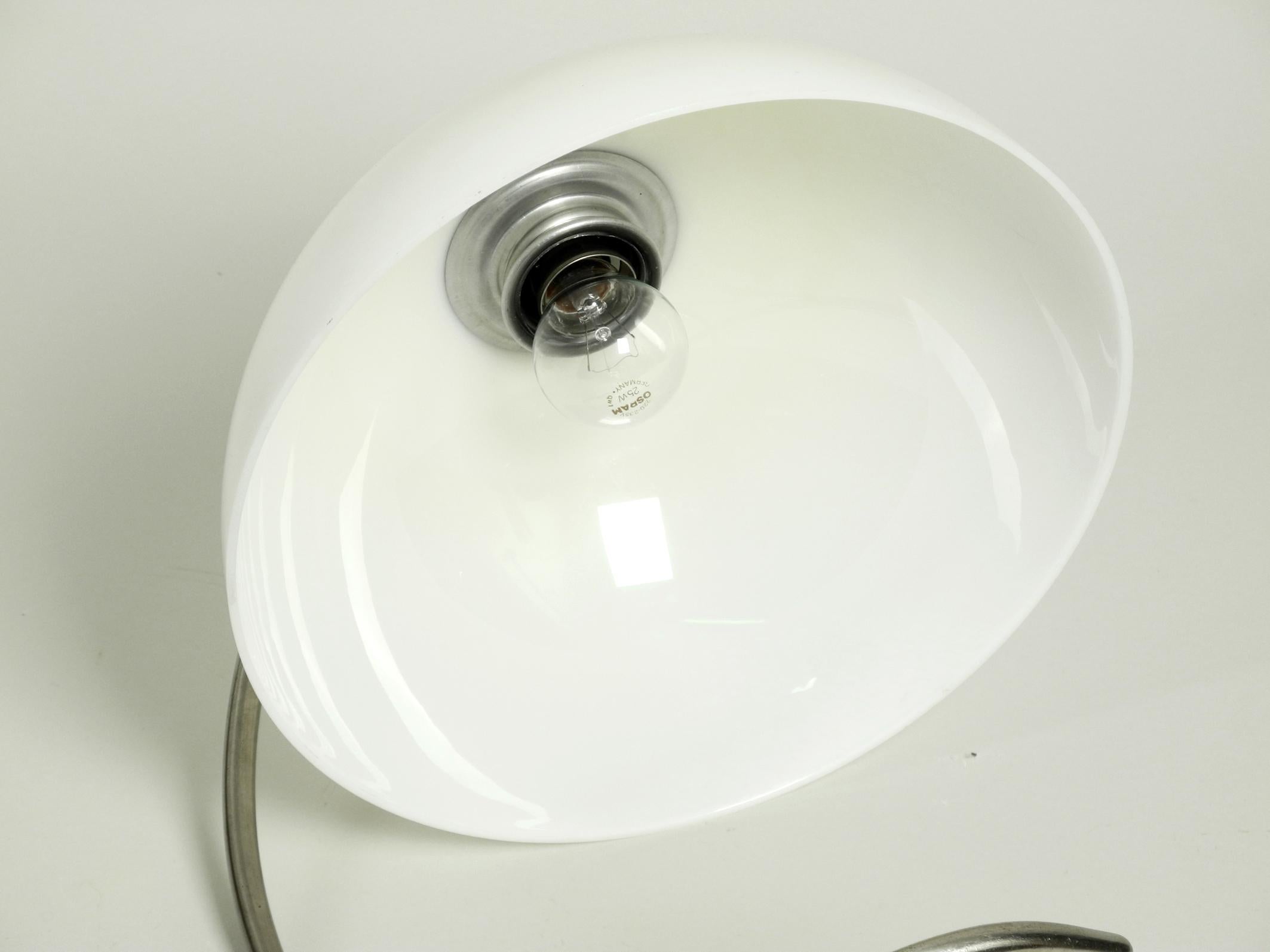 Grande lampe de table en métal du milieu du siècle avec abat-jour en plastique par Schanzenbach:: Allemagne en vente 1