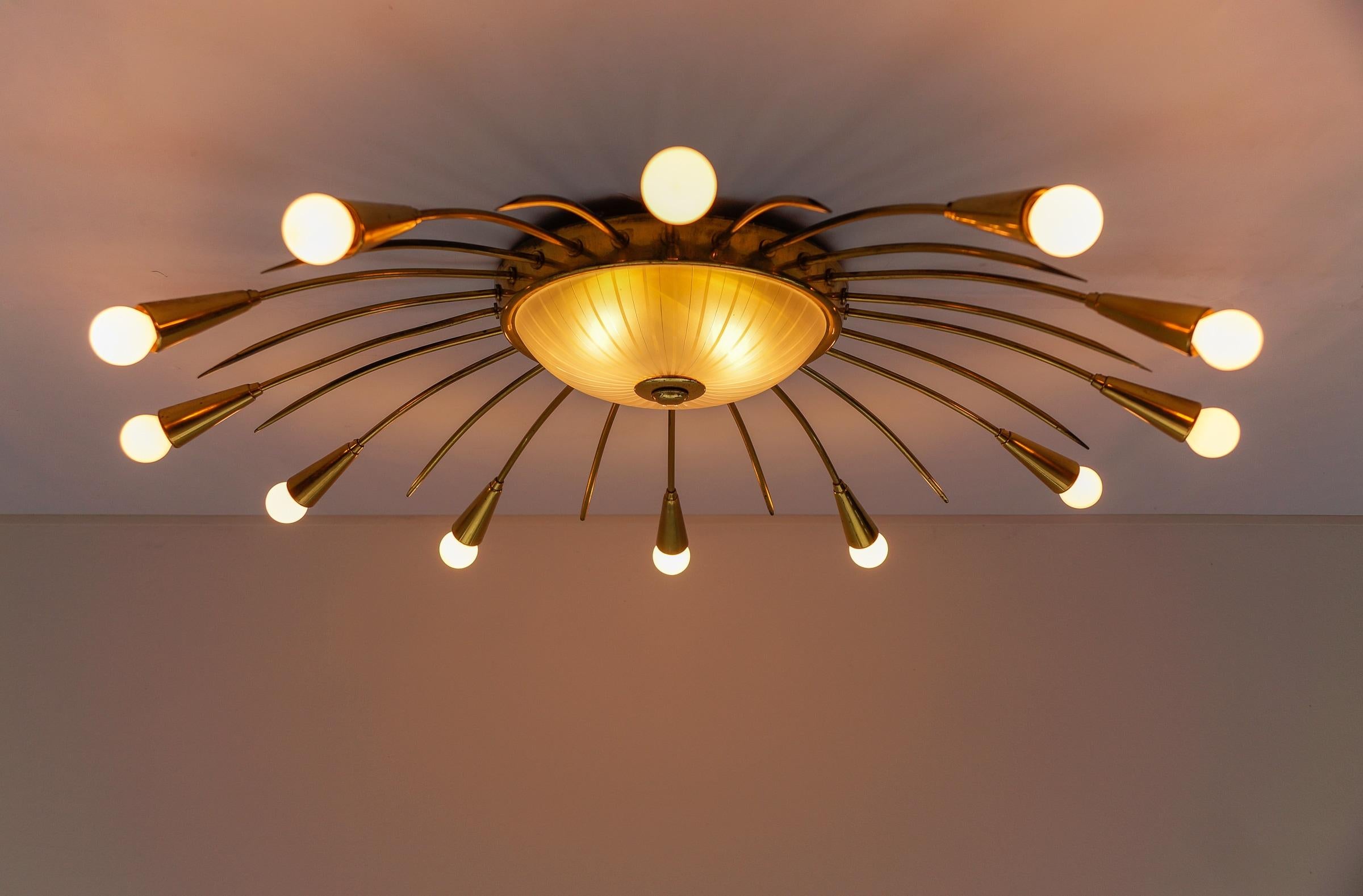 Grande lampe Sputnik Modern à 12 bras en laiton et verre, Allemagne, années 1950 en vente 4